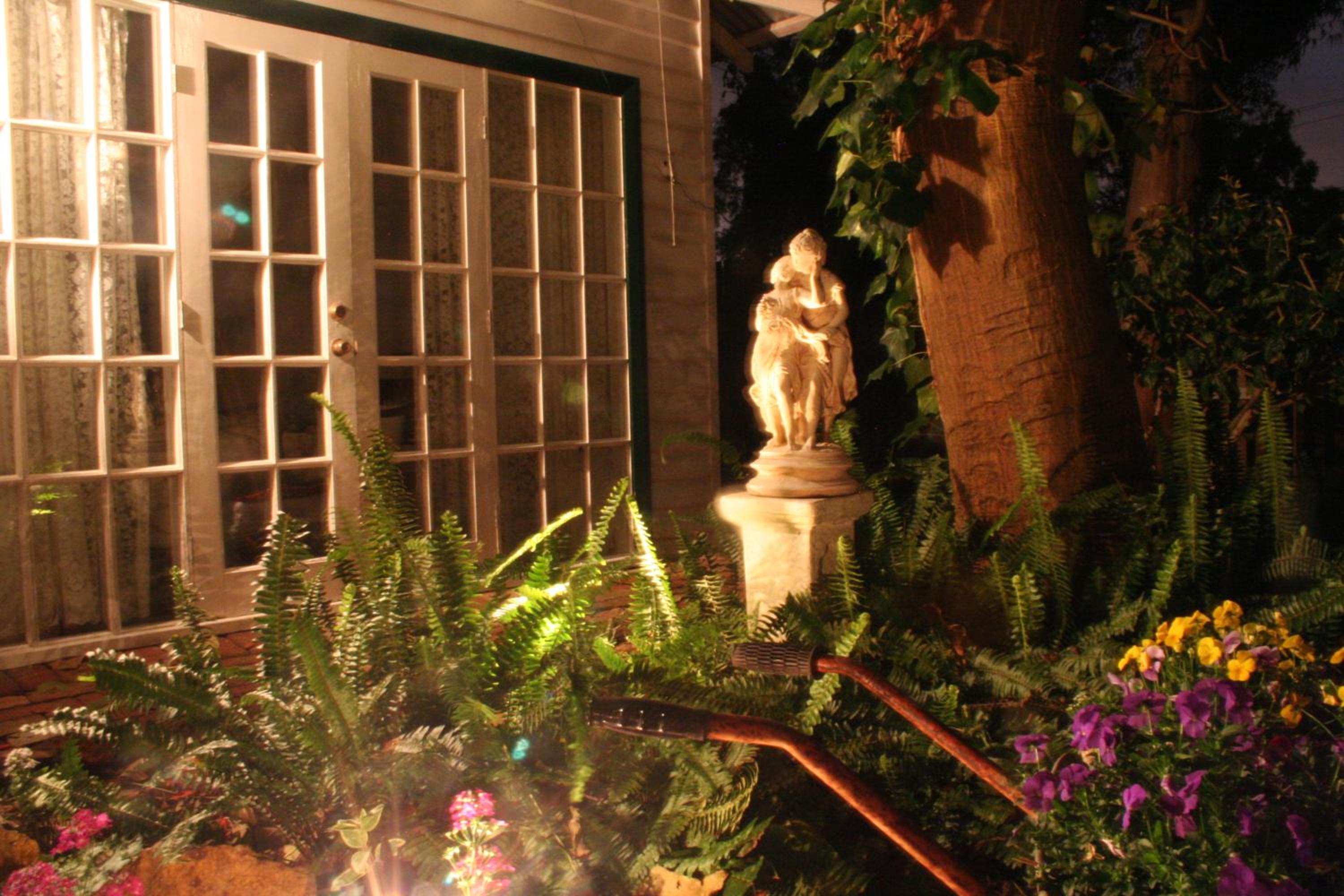 The Courtyard King Suite - Photo 4