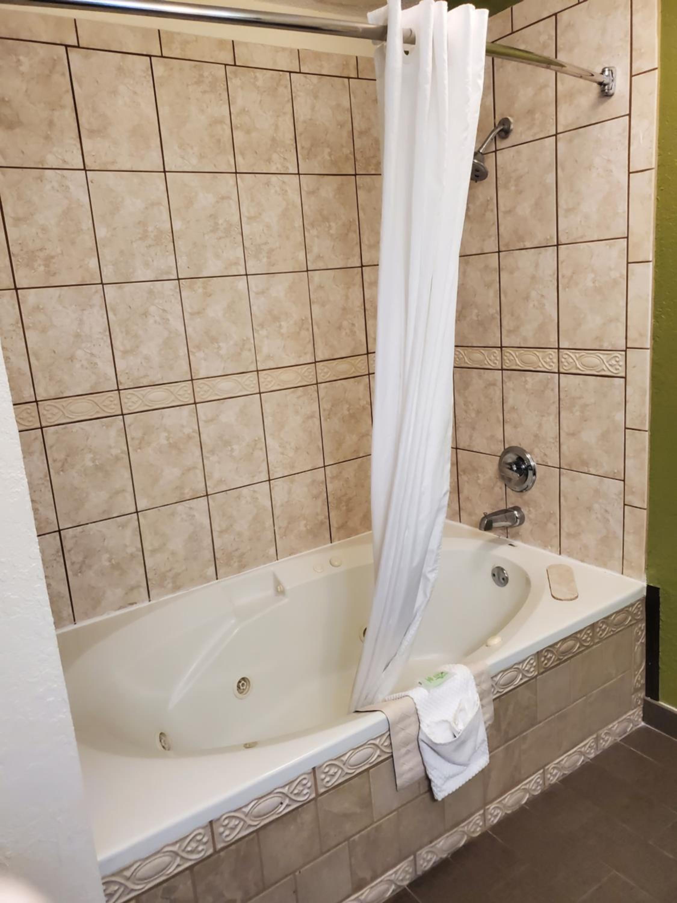 King Suite with Whirlpool - Non-Smoking - Photo 4