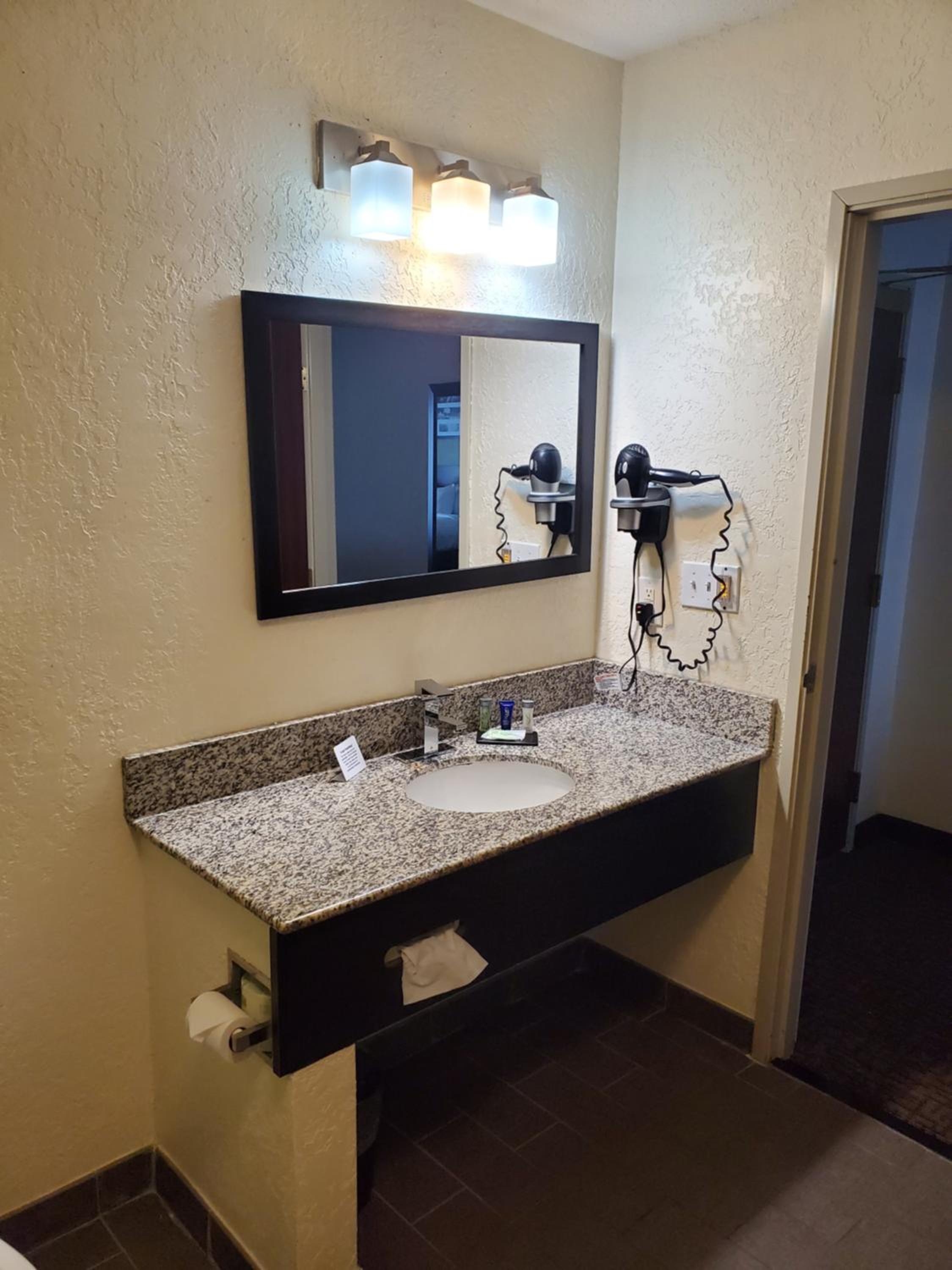 King Suite with Whirlpool - Non-Smoking - Photo 2
