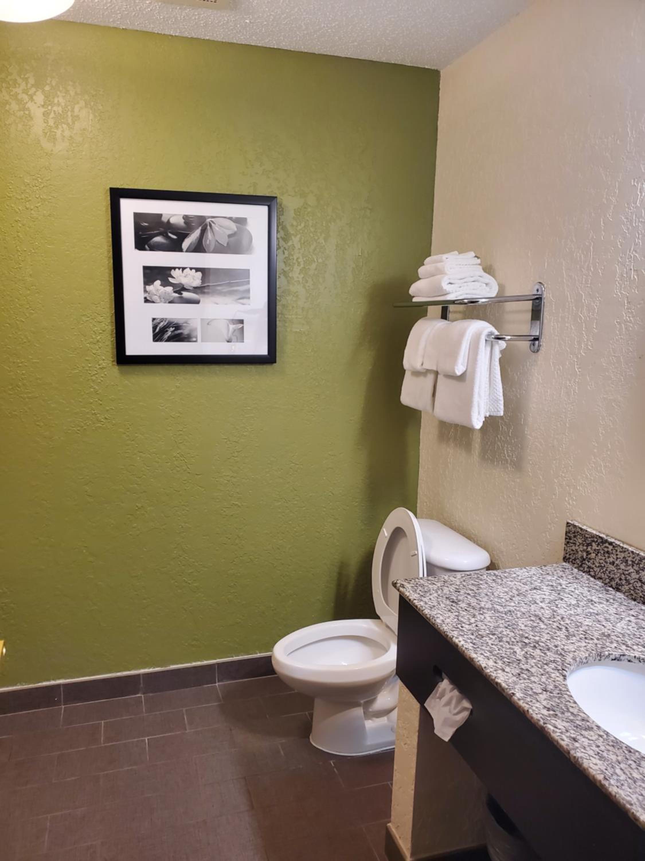 King Suite with Whirlpool - Non-Smoking - Photo 3