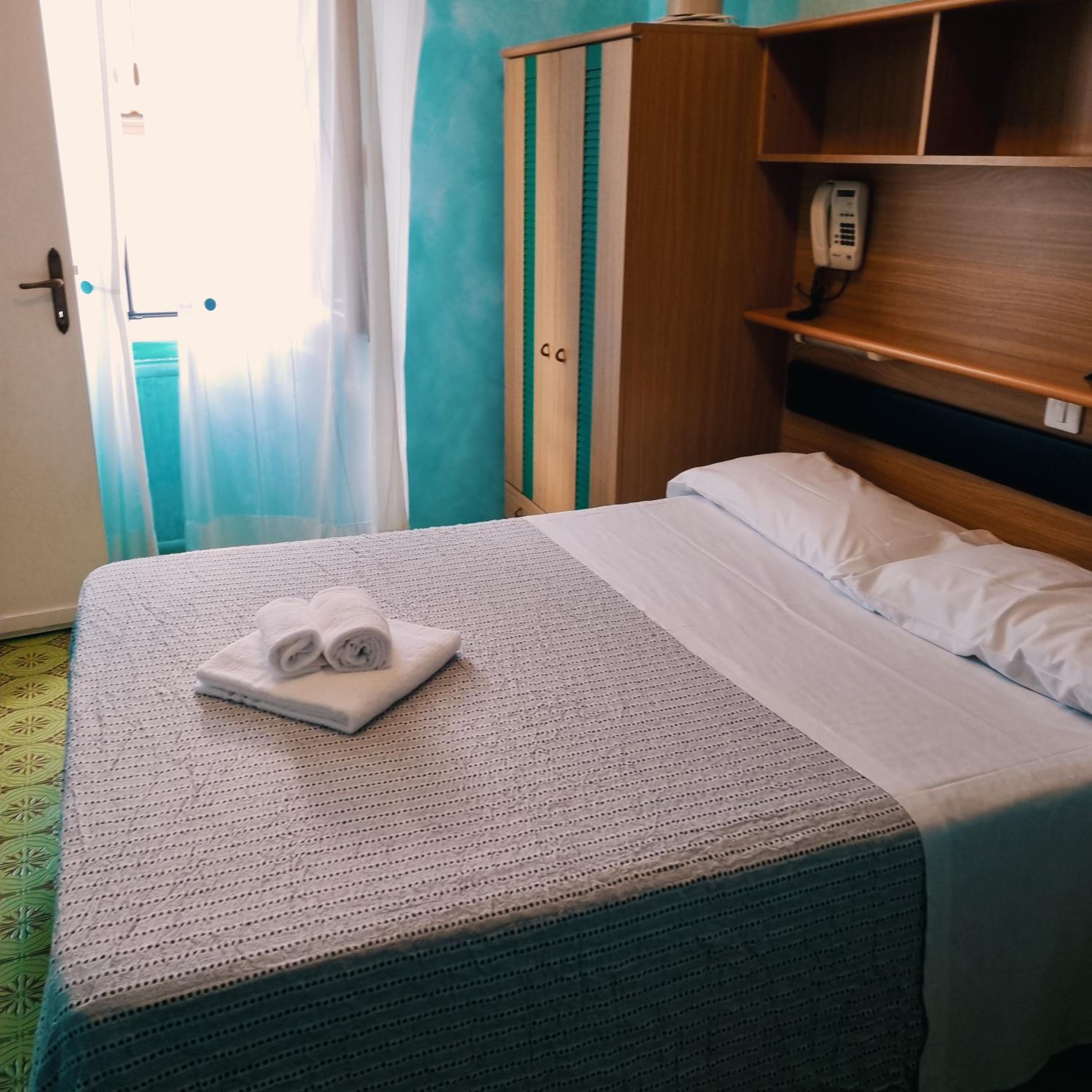 Single Room with Bathroom photo 3