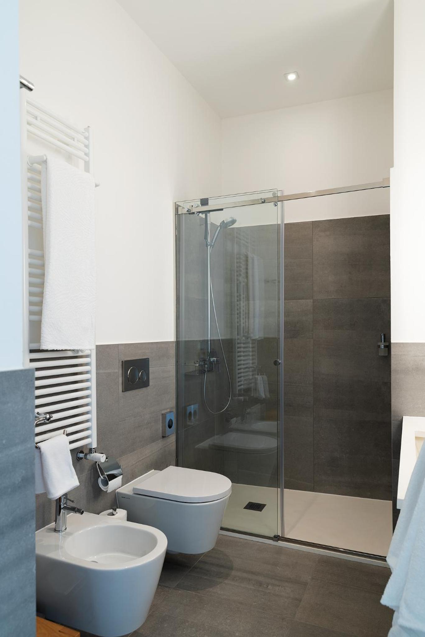 Deluxe King Suite - Photo 2