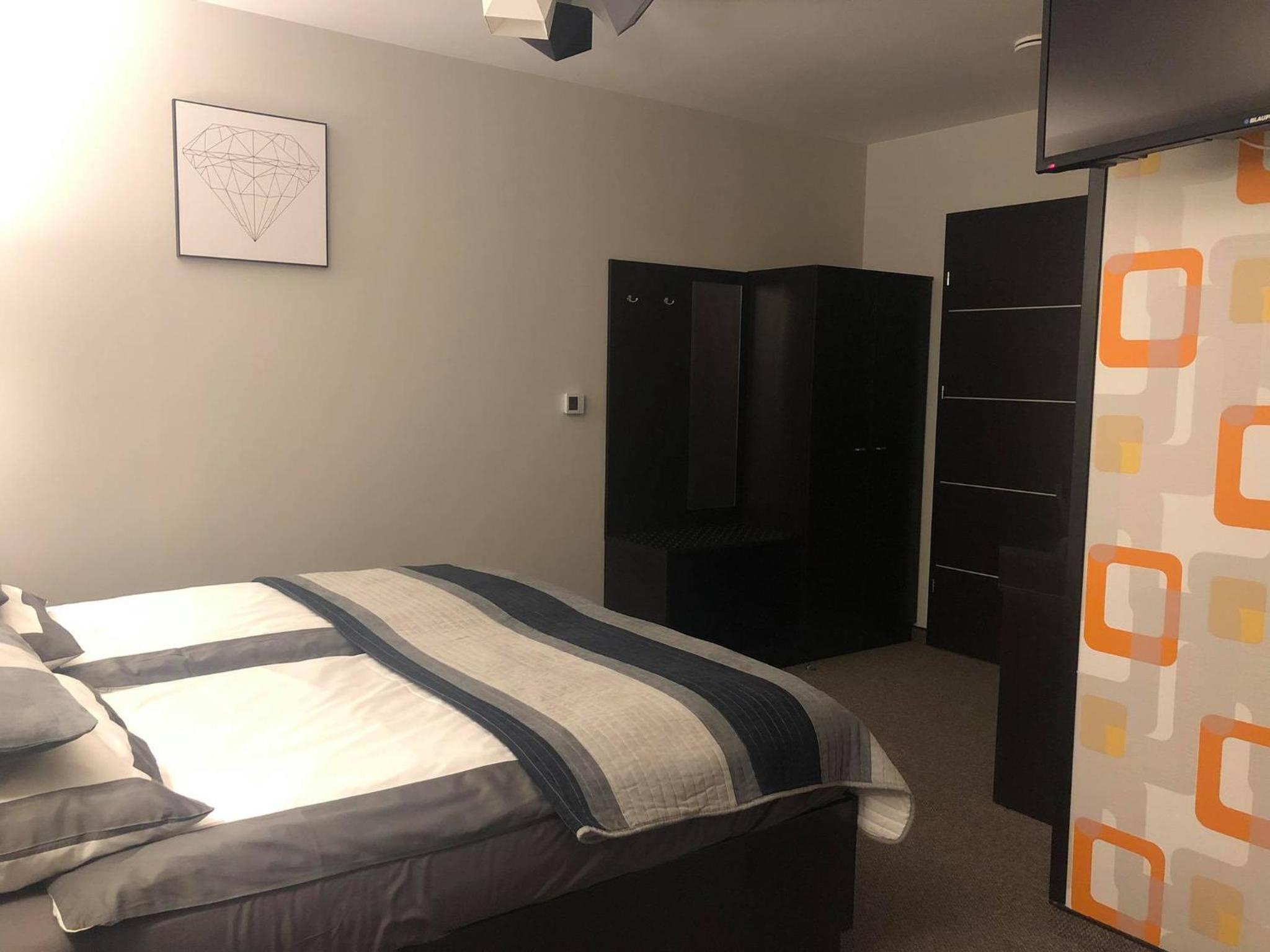 Large Double Room - Photo 1