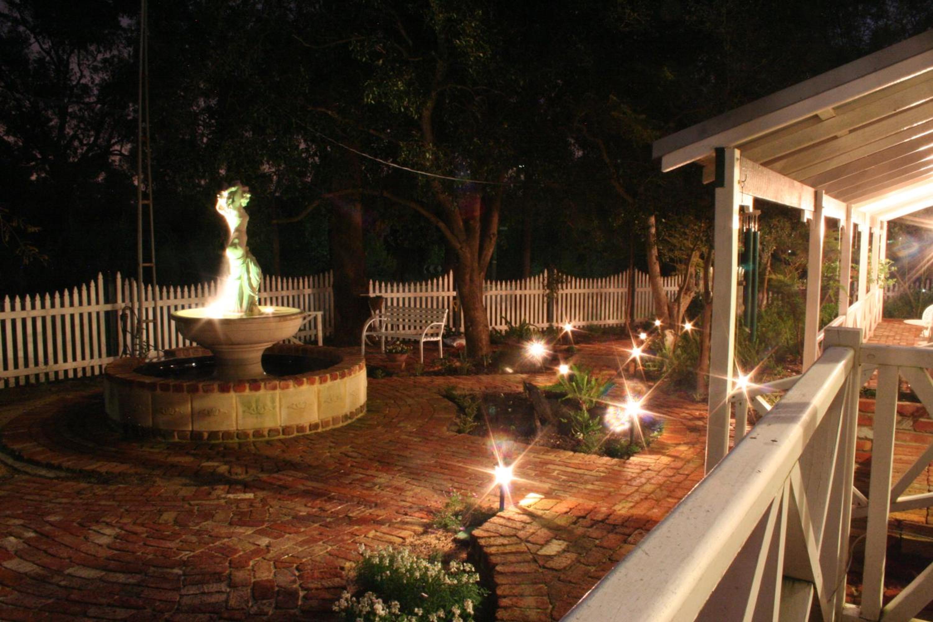 The Courtyard King Suite - Photo 2