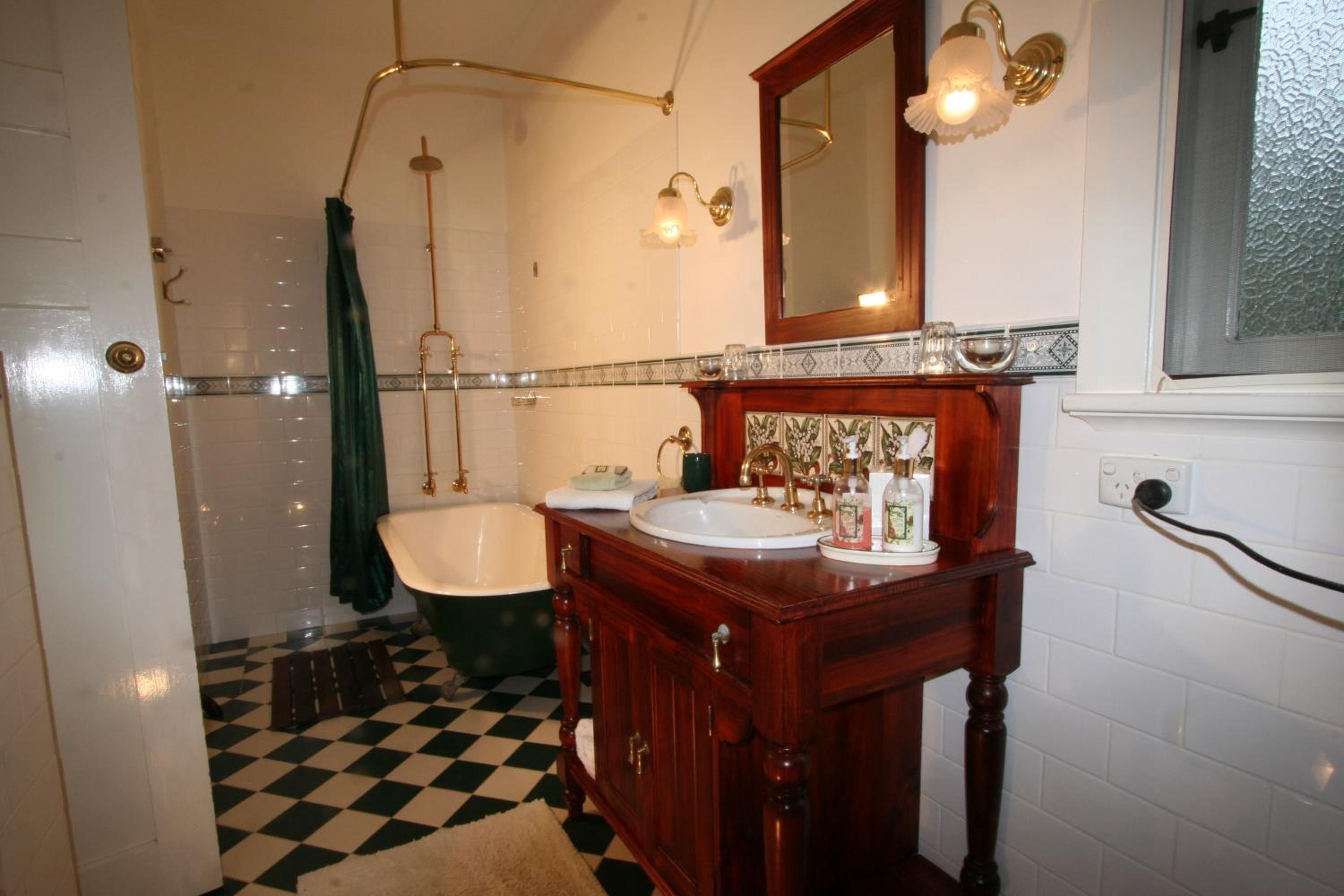 The Green King Suite with Clawfoot Bath - Photo 4