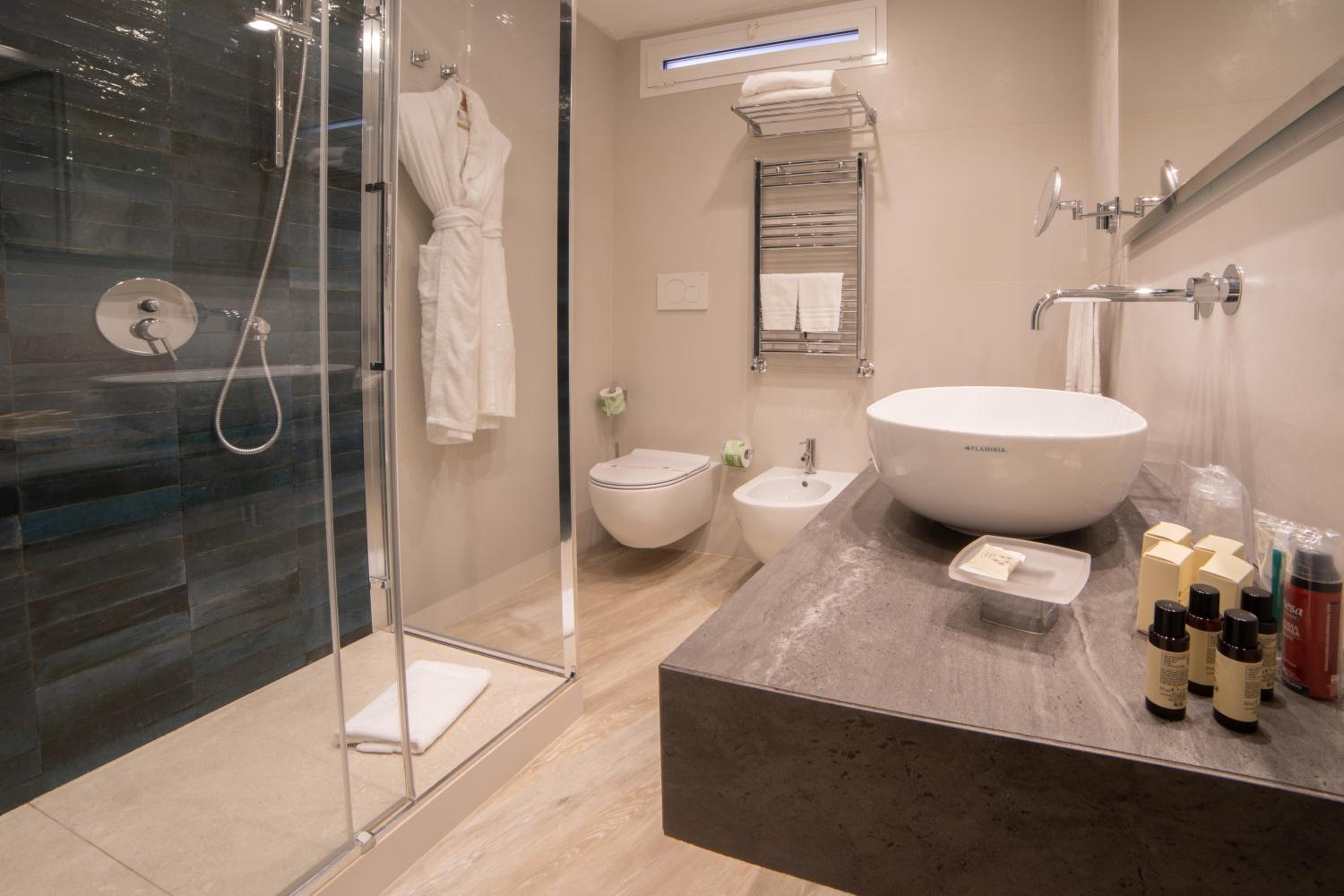 Standard Double Room - Photo 12
