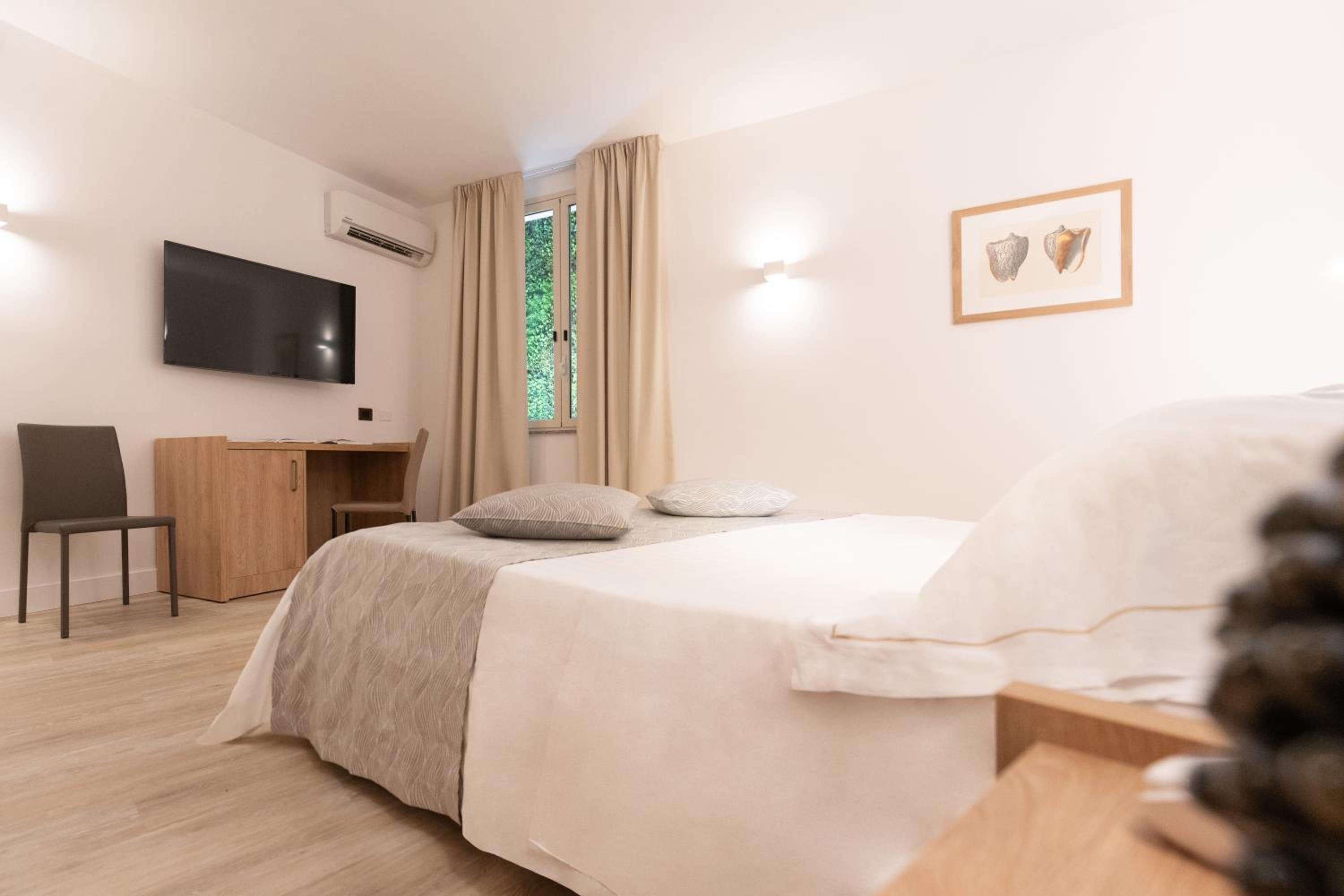 Standard Double Room - Photo 10