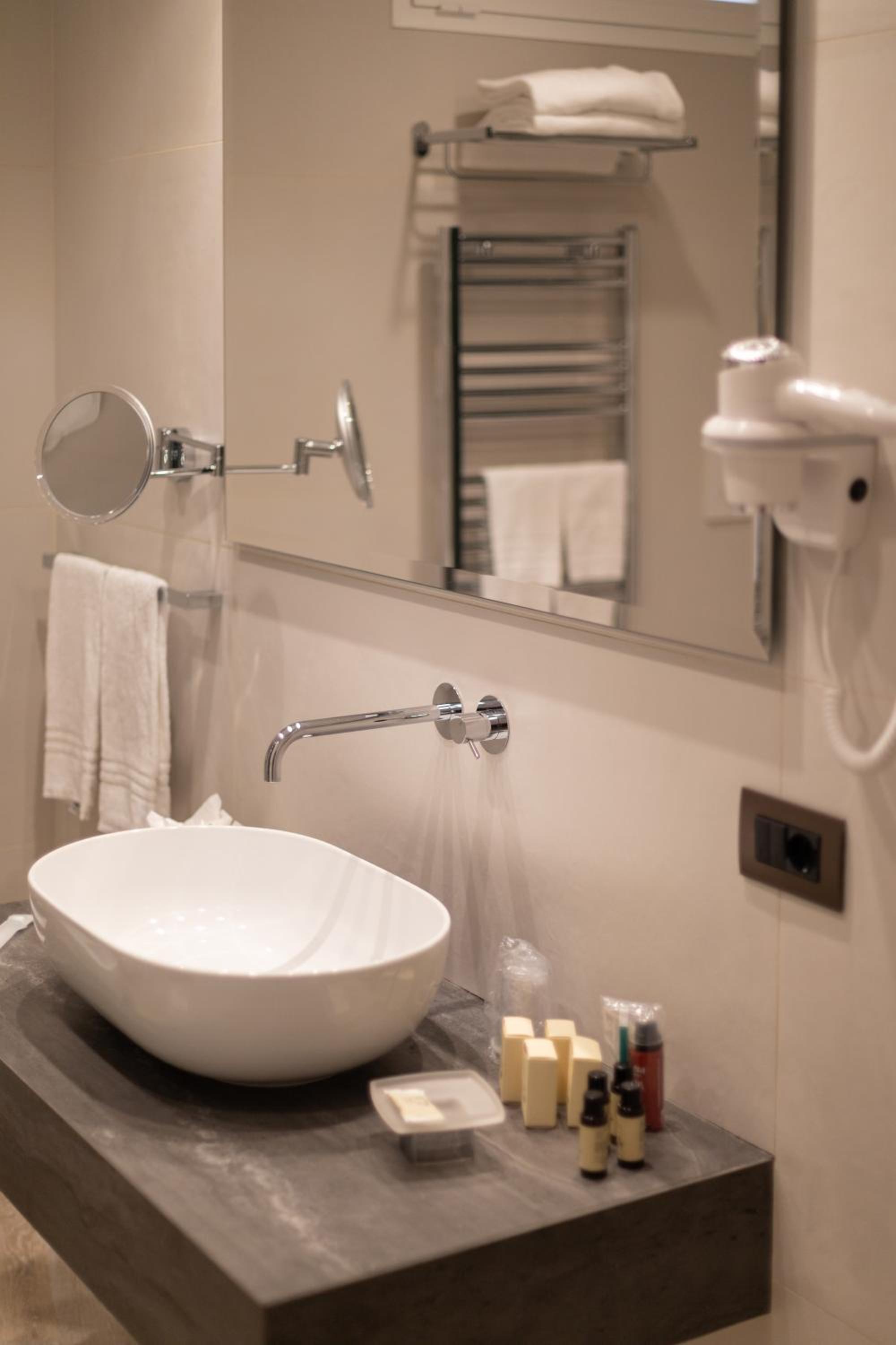 Standard Double Room - Photo 16