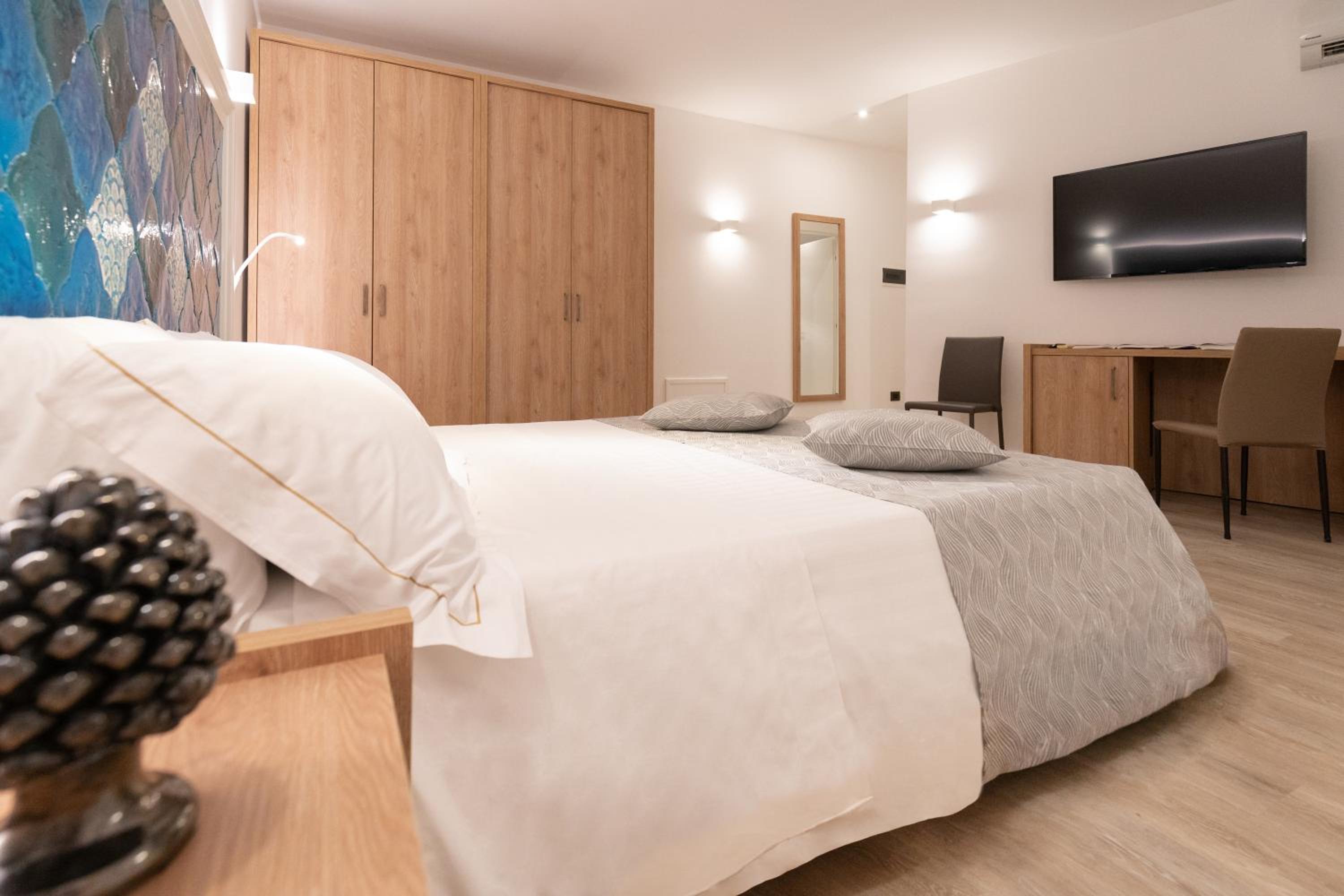 Standard Double Room - Photo 17