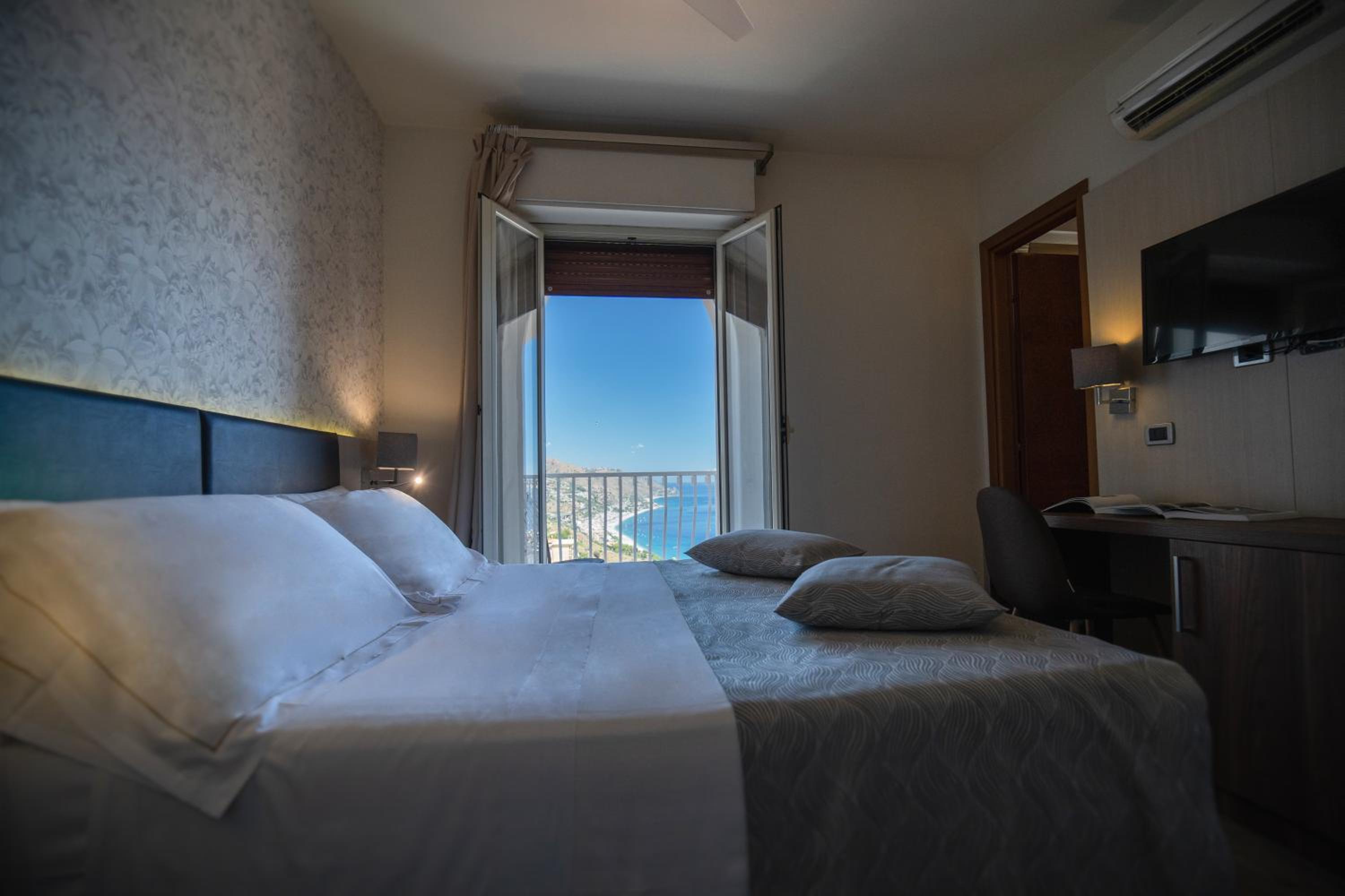 Deluxe Double Room with Balcony and Sea View - Photo 5