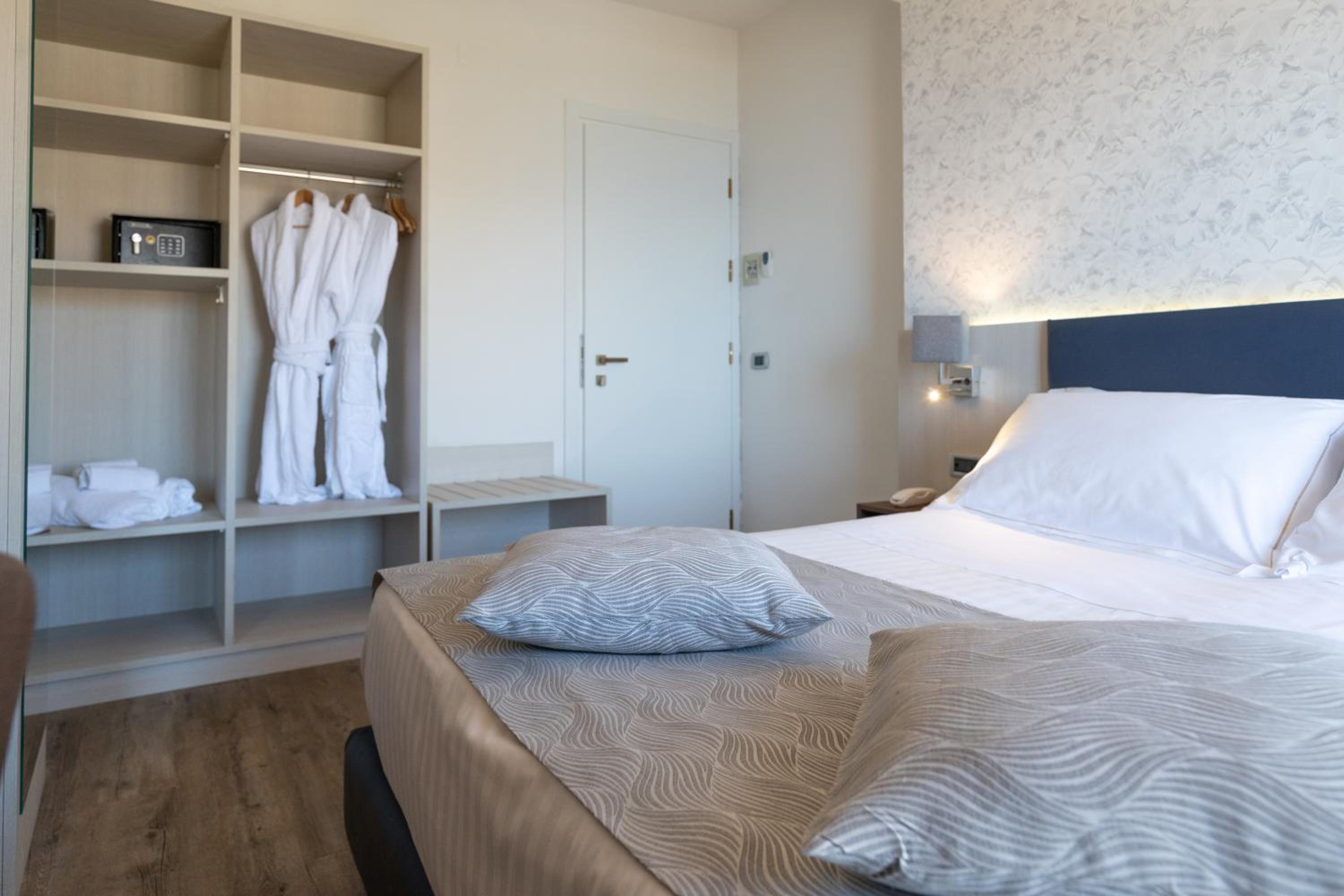 Deluxe Double Room with Balcony and Sea View - Photo 9