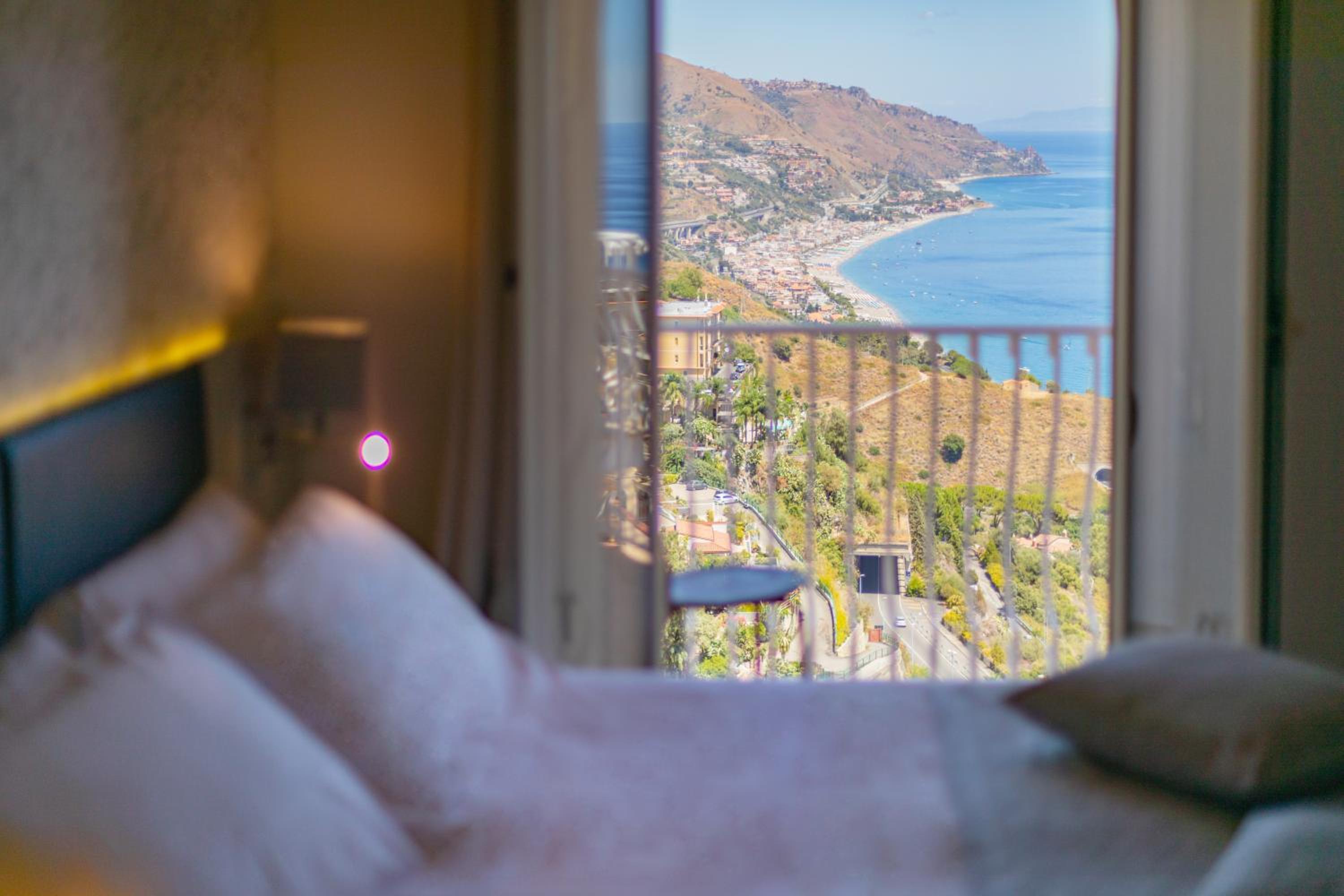Deluxe Double Room with Balcony and Sea View - Photo 4