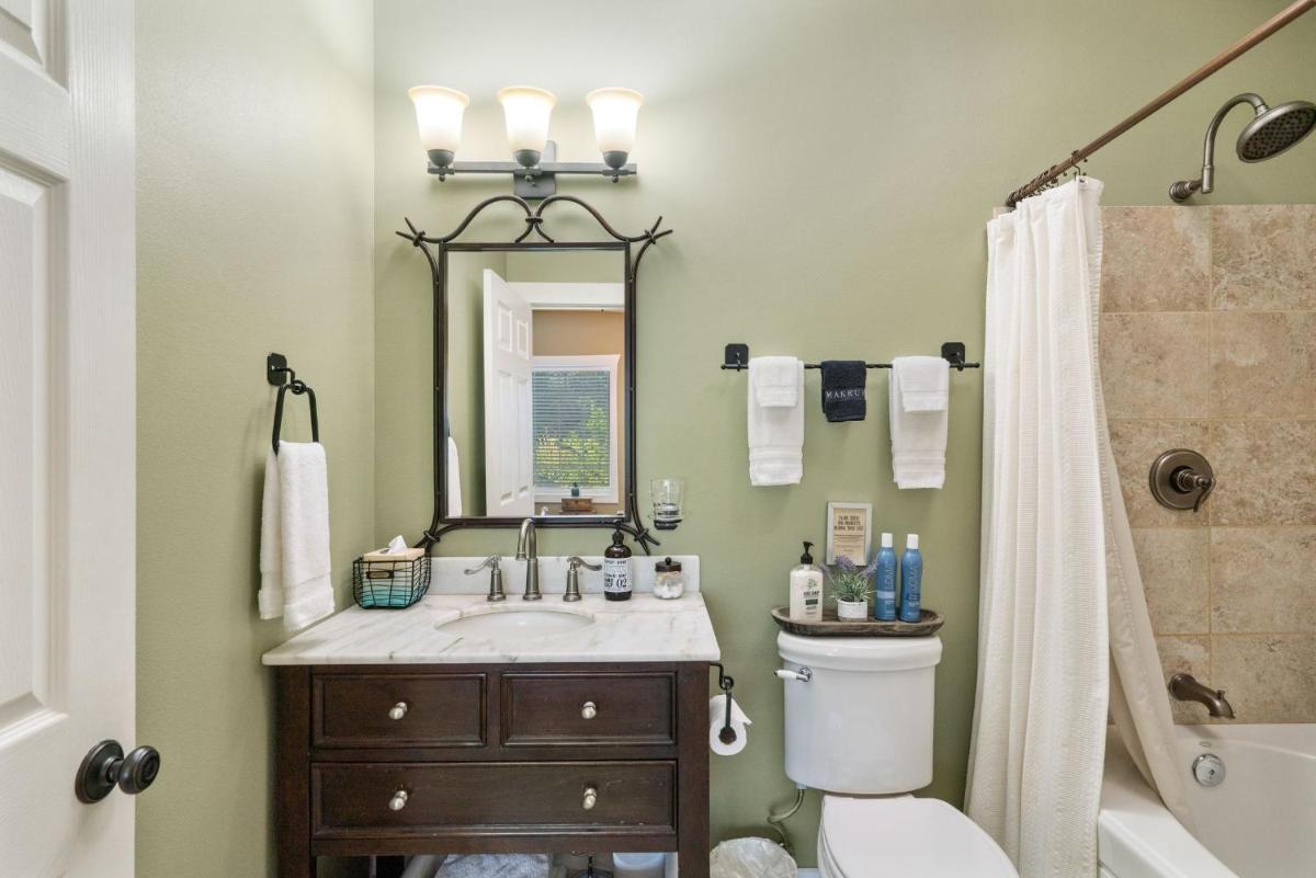 Queen Suite with Spa Bath photo 3
