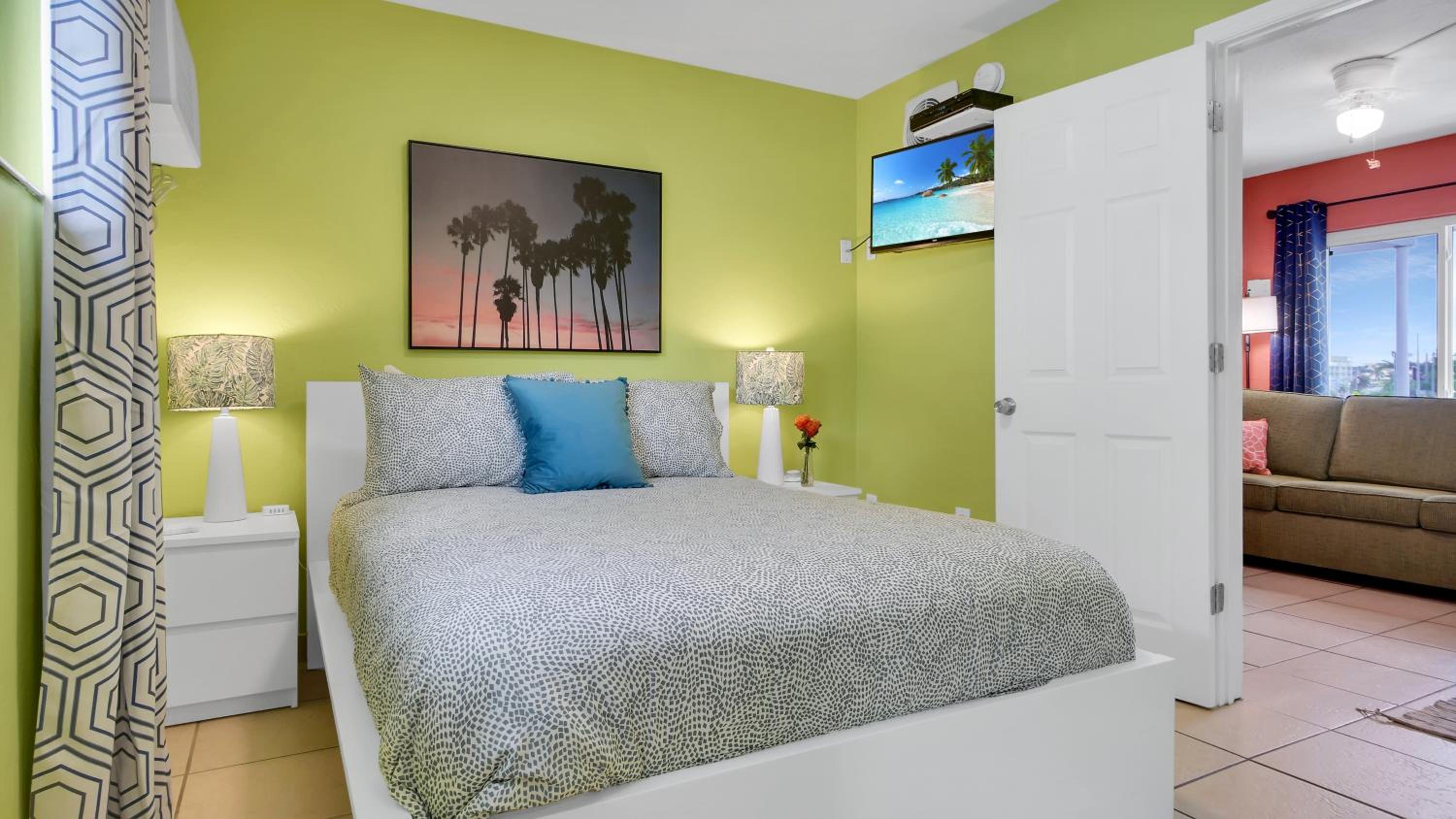 Queen Room with Sofa Bed photo 1