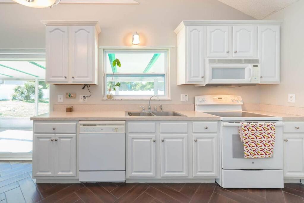 Three-Bedroom House - Photo 18