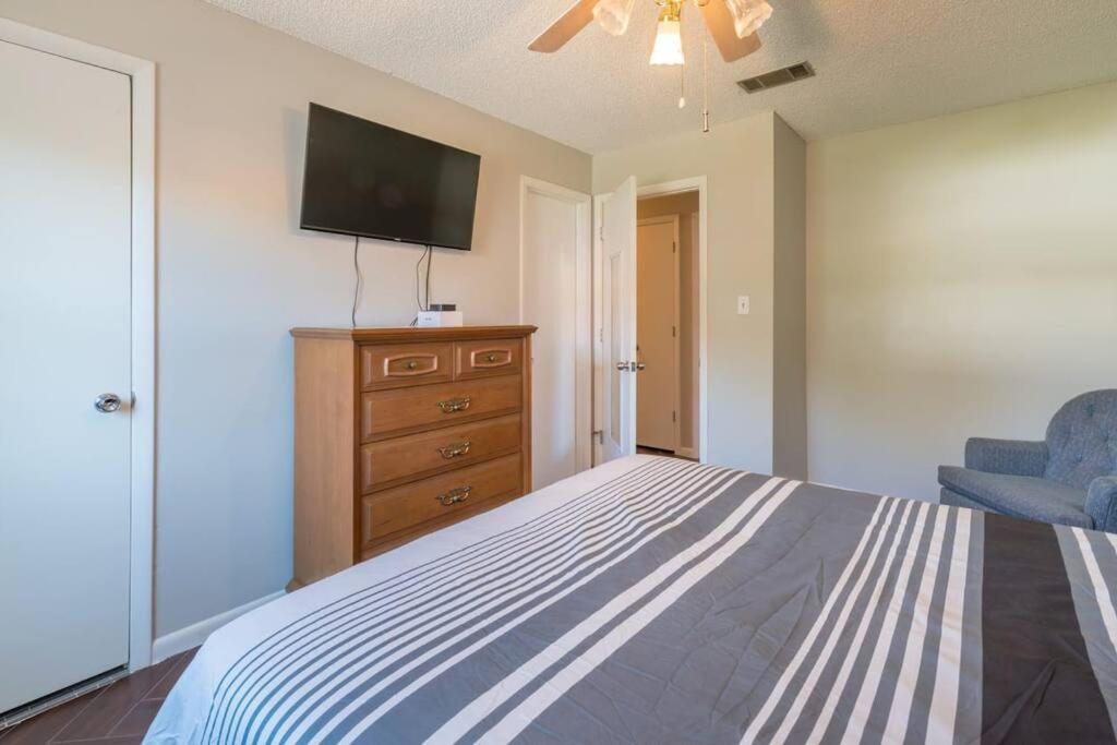 Three-Bedroom House - Photo 7