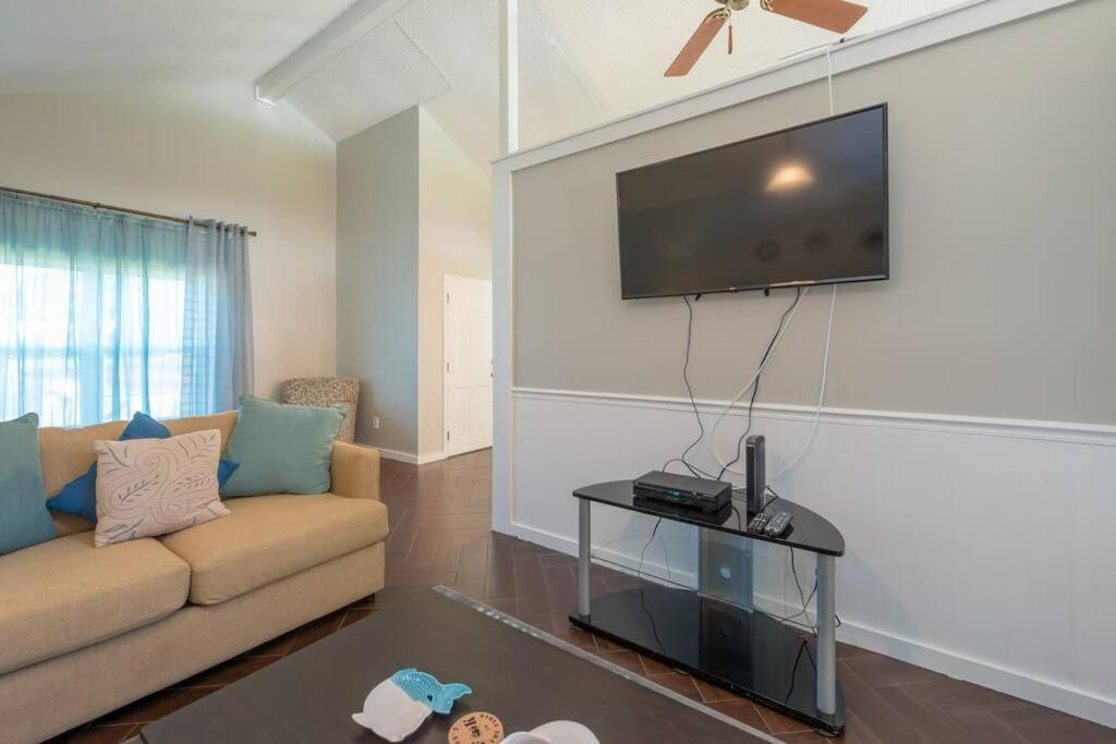 Three-Bedroom House - Photo 25