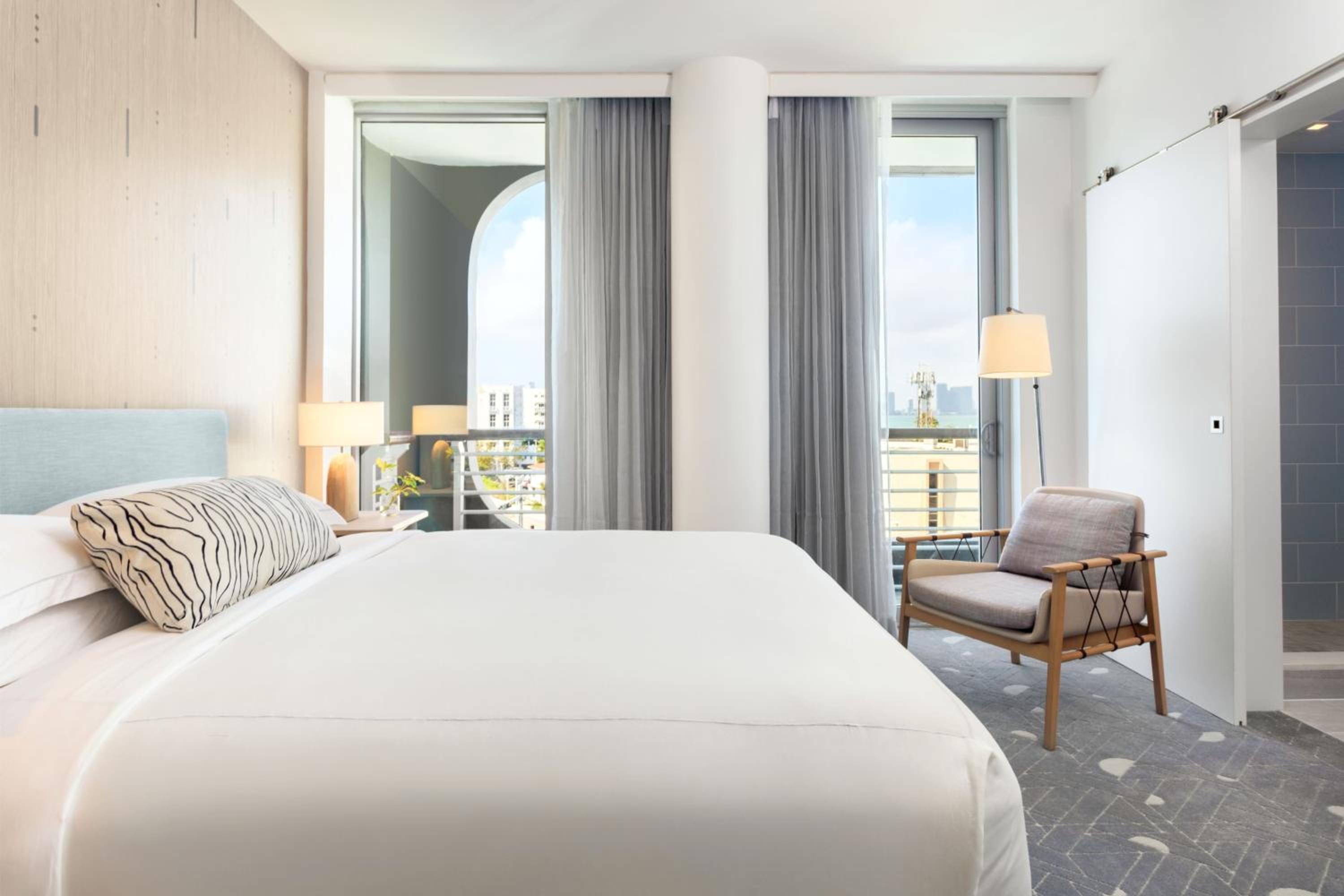 Premium King Room with Balcony - Photo 4