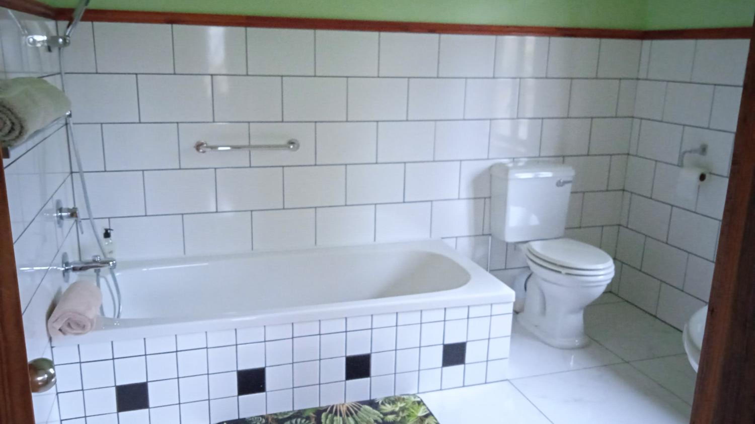 Two-Bedroom House - Photo 16