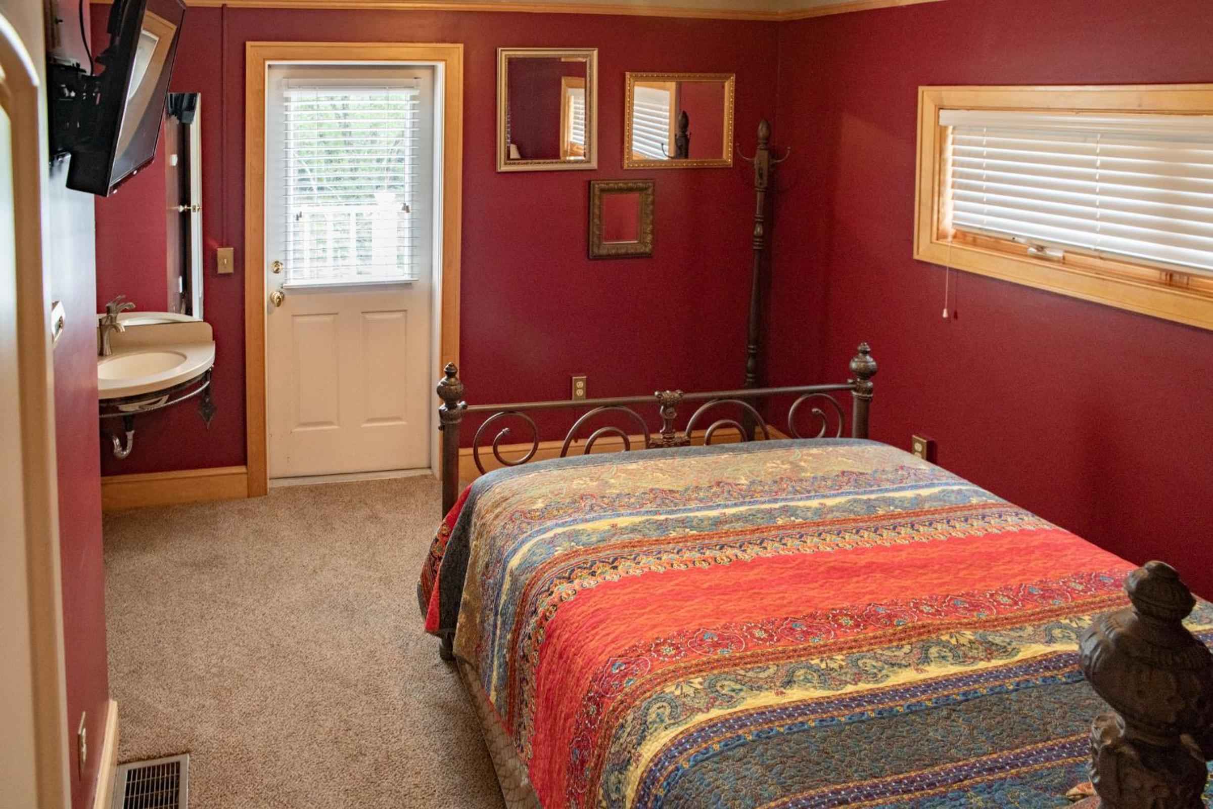Queen Suite - Photo 1