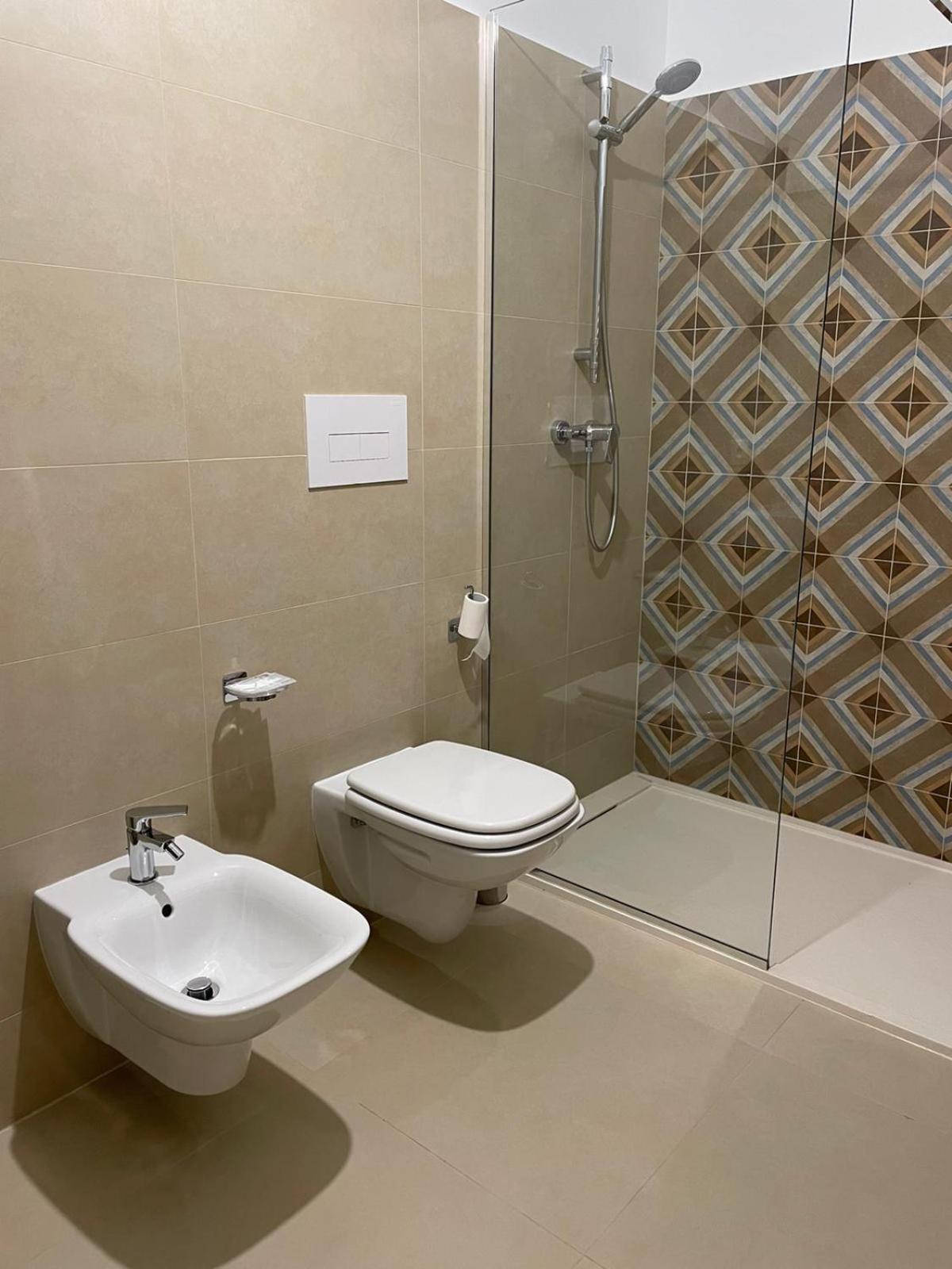 Double Room with Balcony - Photo 2
