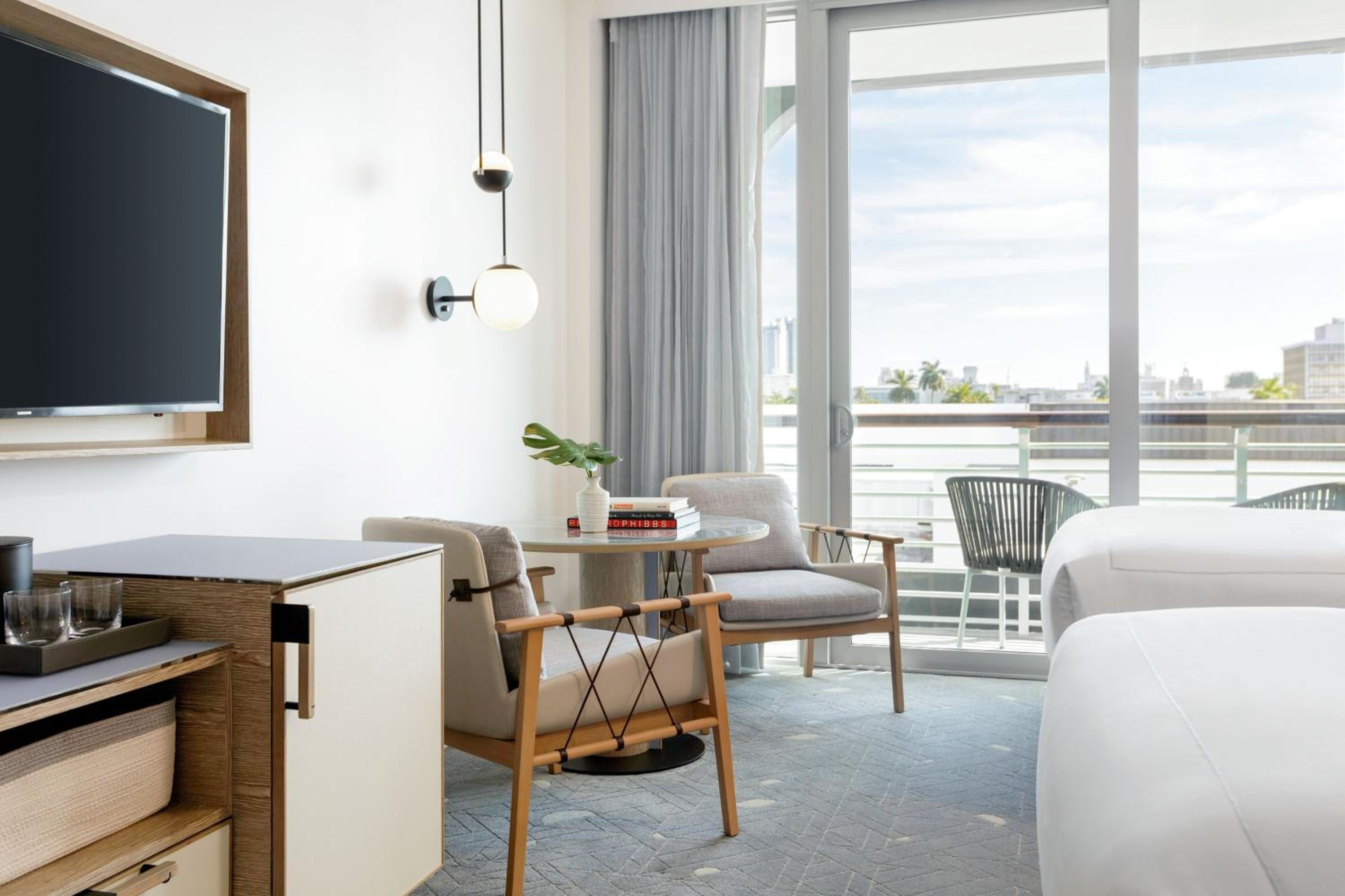 Premium Double Room with Two Double Beds, Balcony and City View - Photo 2