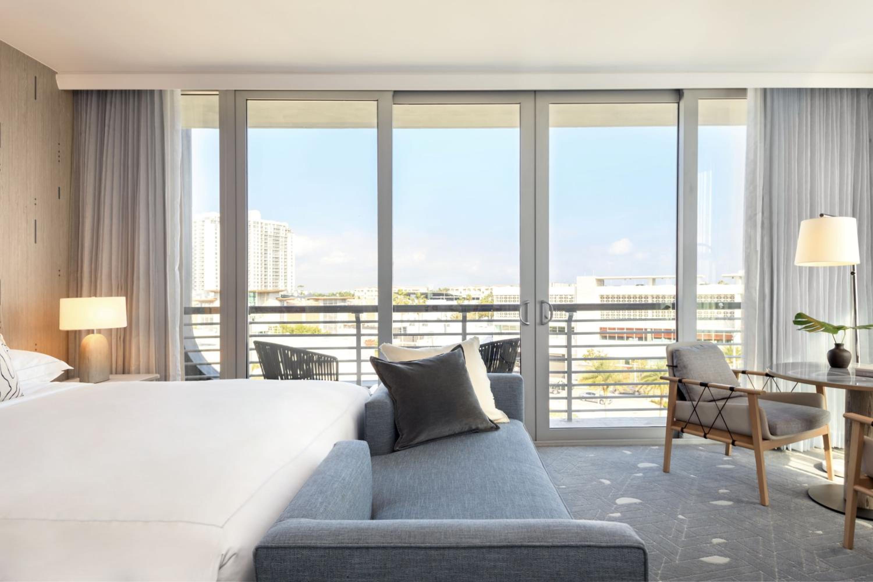 Premium Corner King Room with Terrace - Photo 3