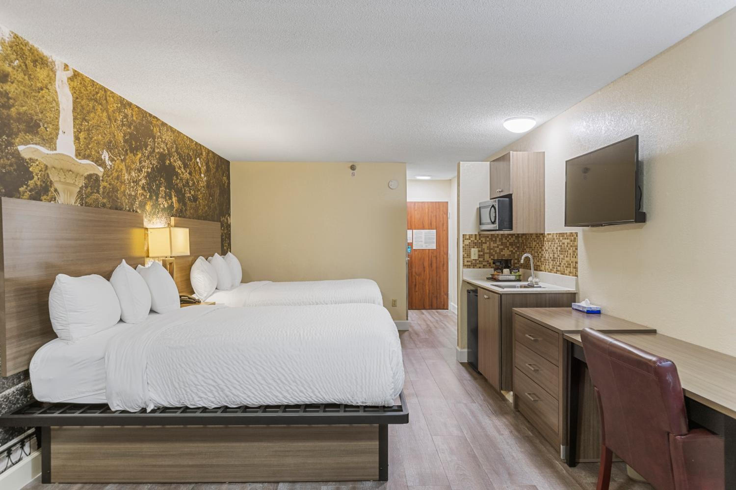 Queen Suite with Two Queen Beds - Non-Smoking - Photo 2