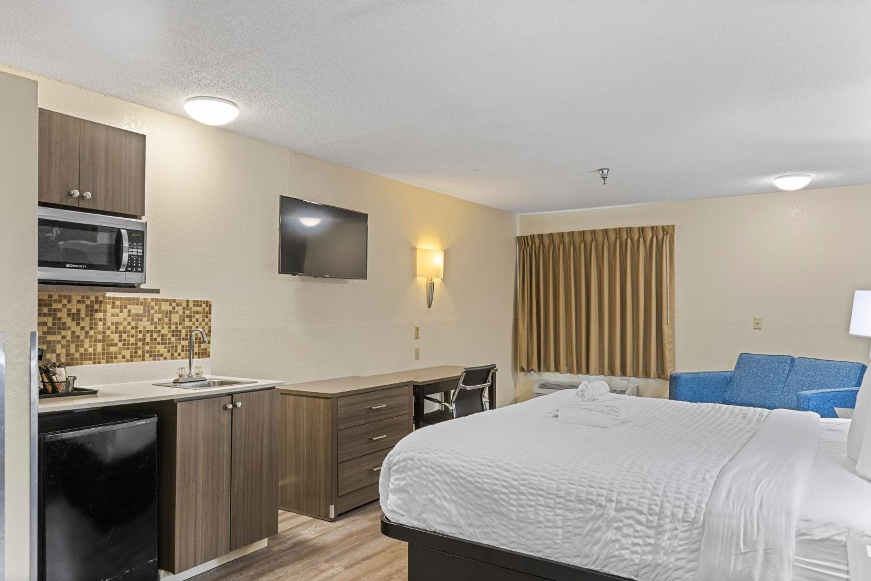 King Suite - Non-Smoking - Photo 3