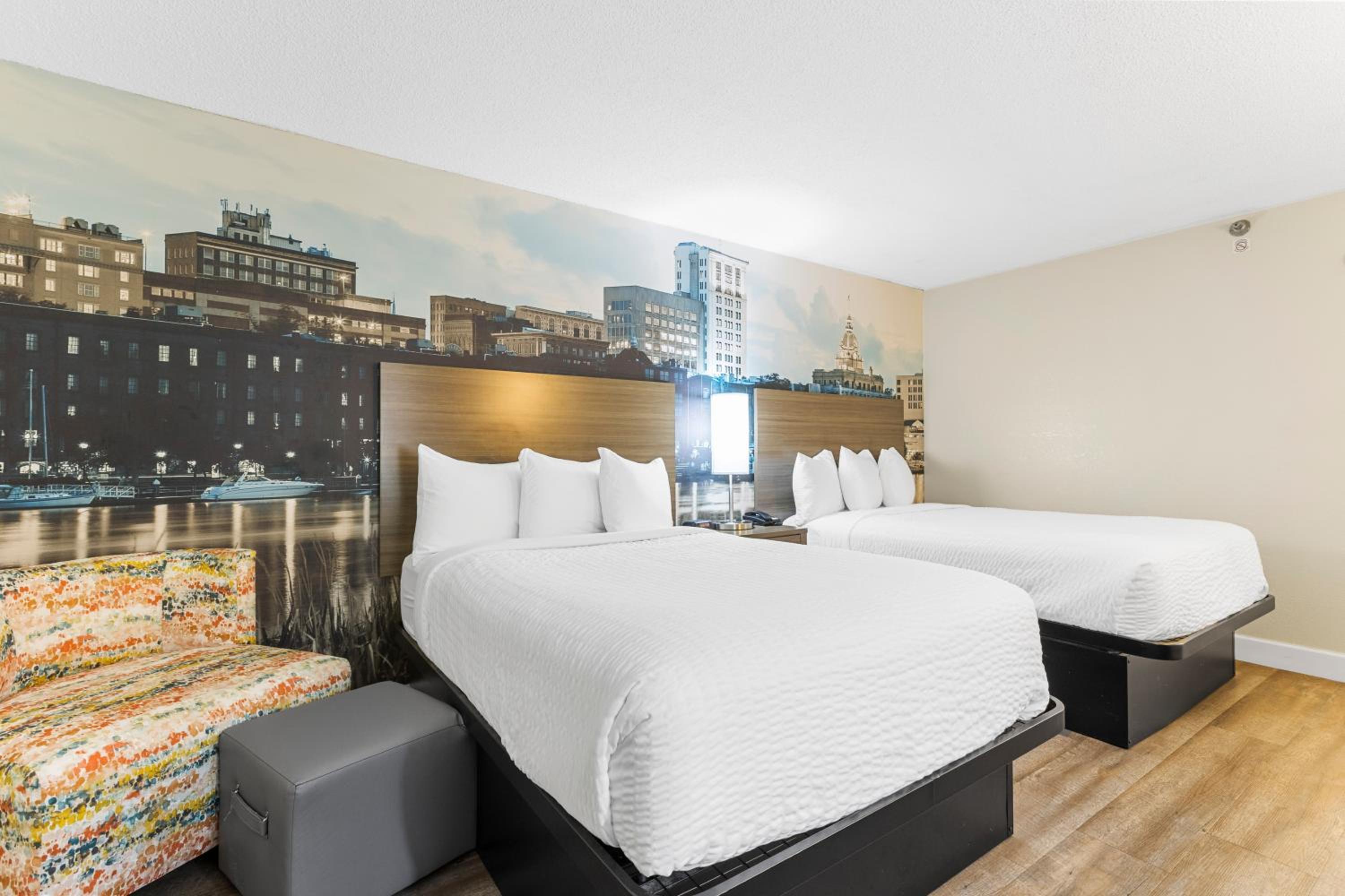 Standard Queen Room with Two Queen Beds - Non-Smoking - Photo 3