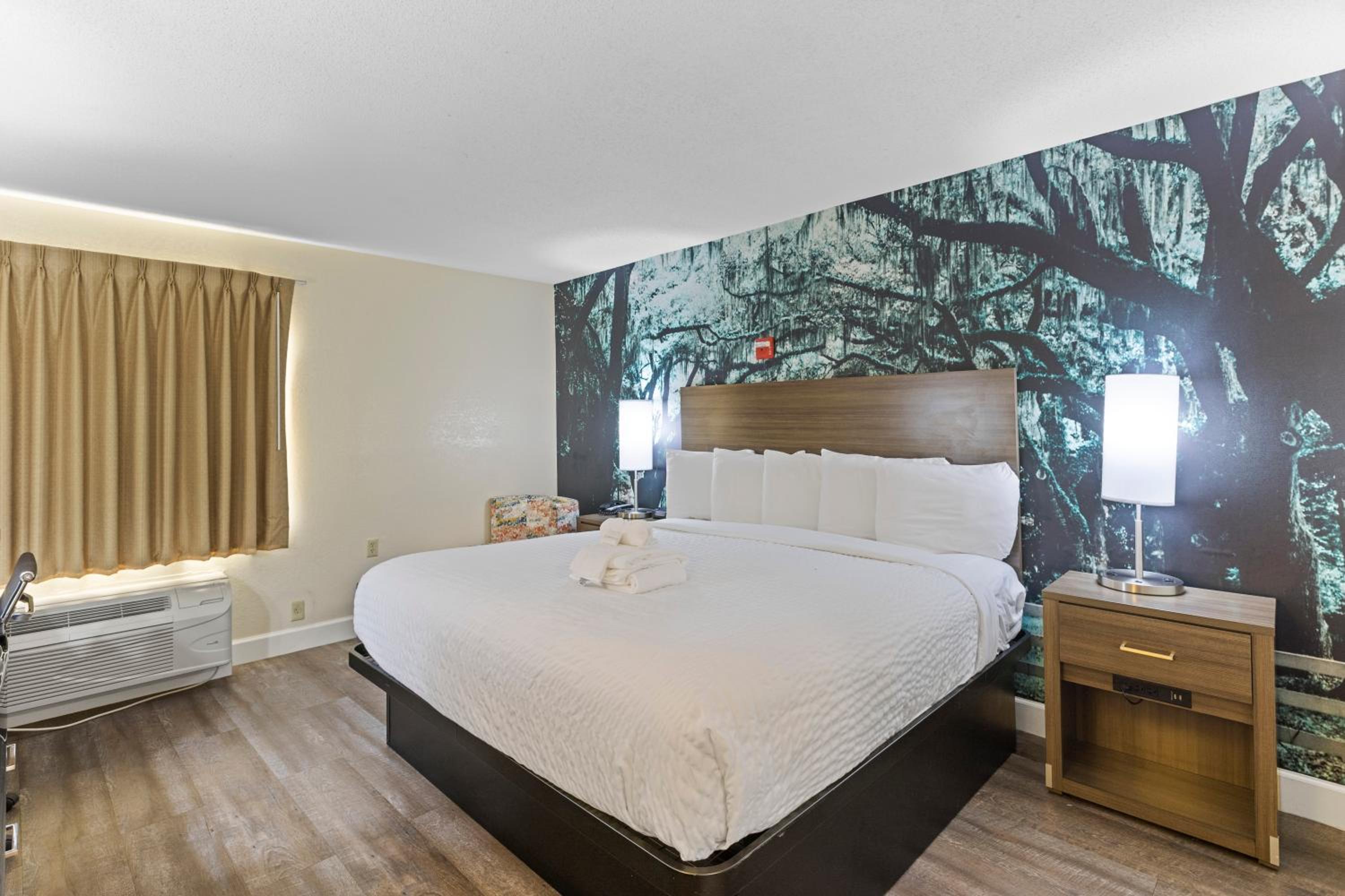Standard King Room - Non-Smoking  - Photo 4