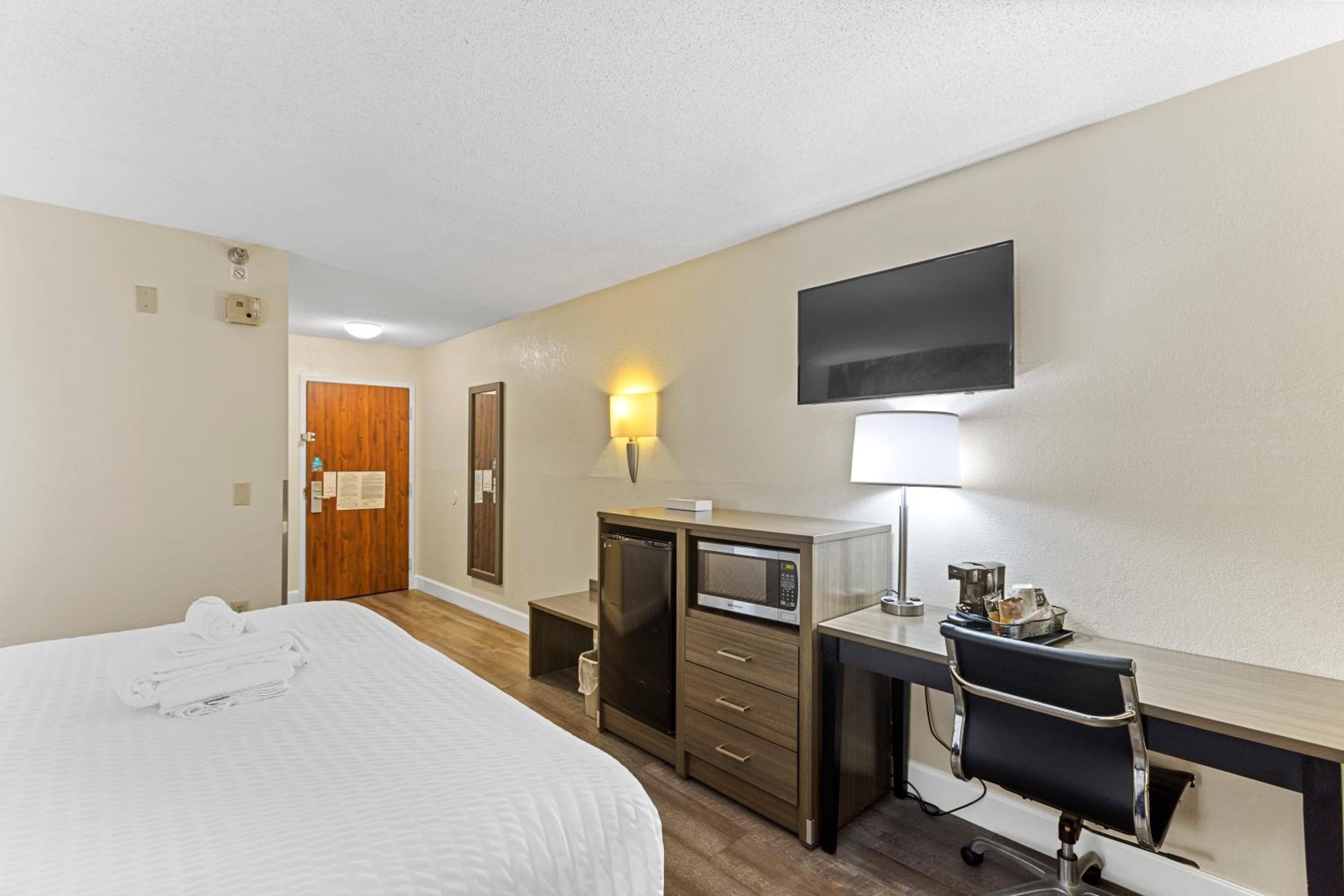Standard King Room - Non-Smoking  - Photo 5