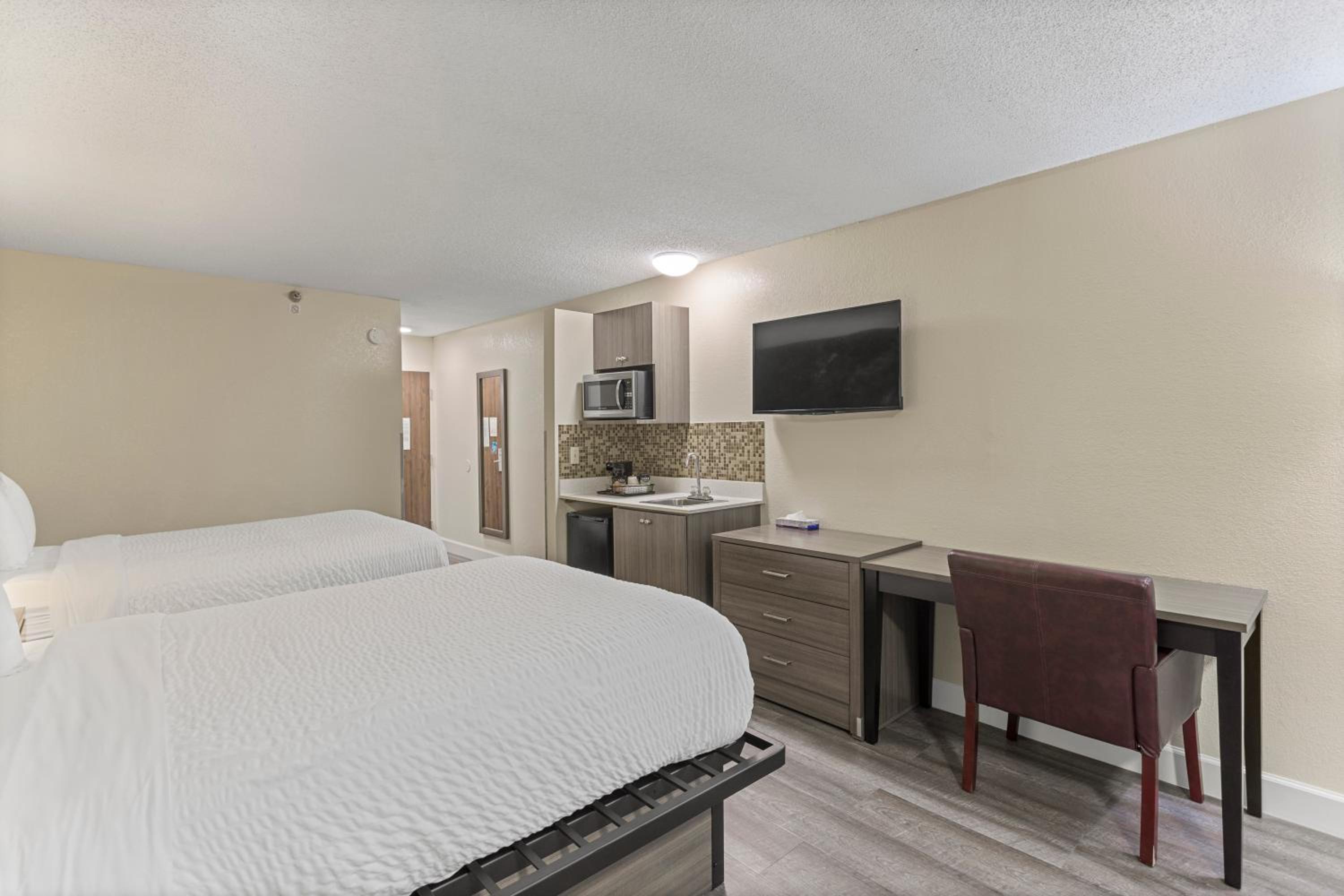 Queen Suite with Two Queen Beds - Non-Smoking - Photo 4
