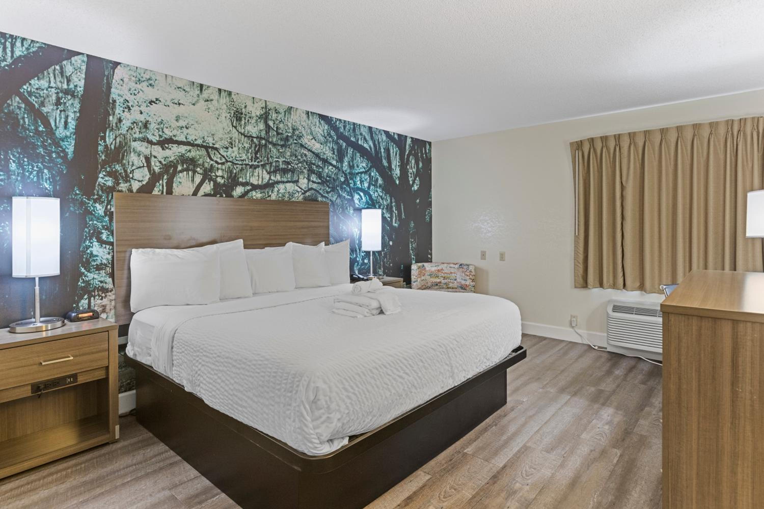 Standard King Room - Non-Smoking  - Photo 6