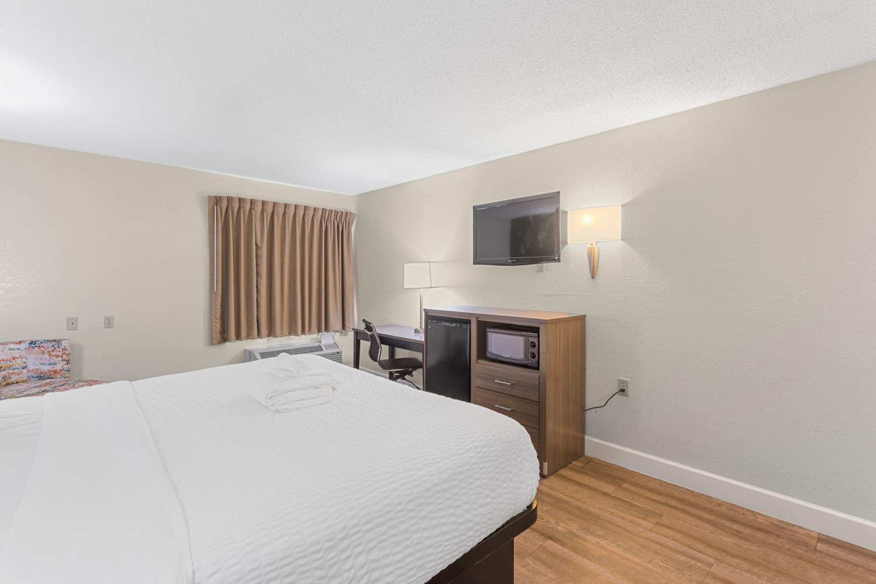 Standard King Room - Non-Smoking  - Photo 7