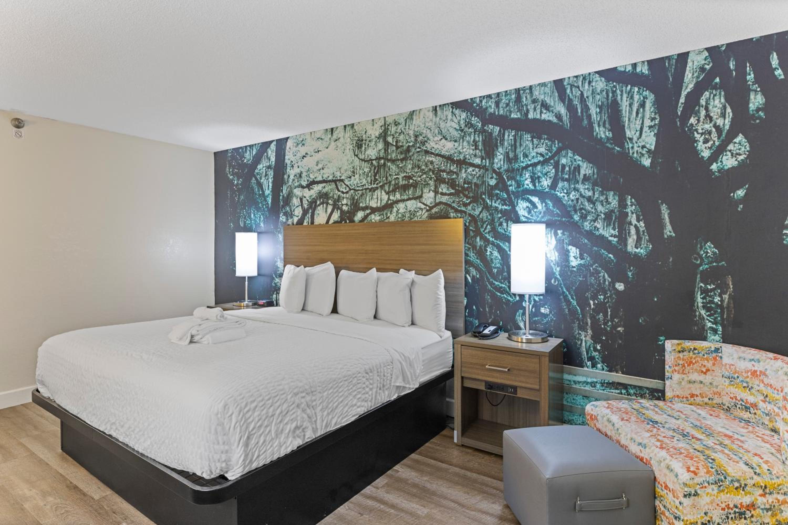 Standard King Room - Non-Smoking  - Photo 8