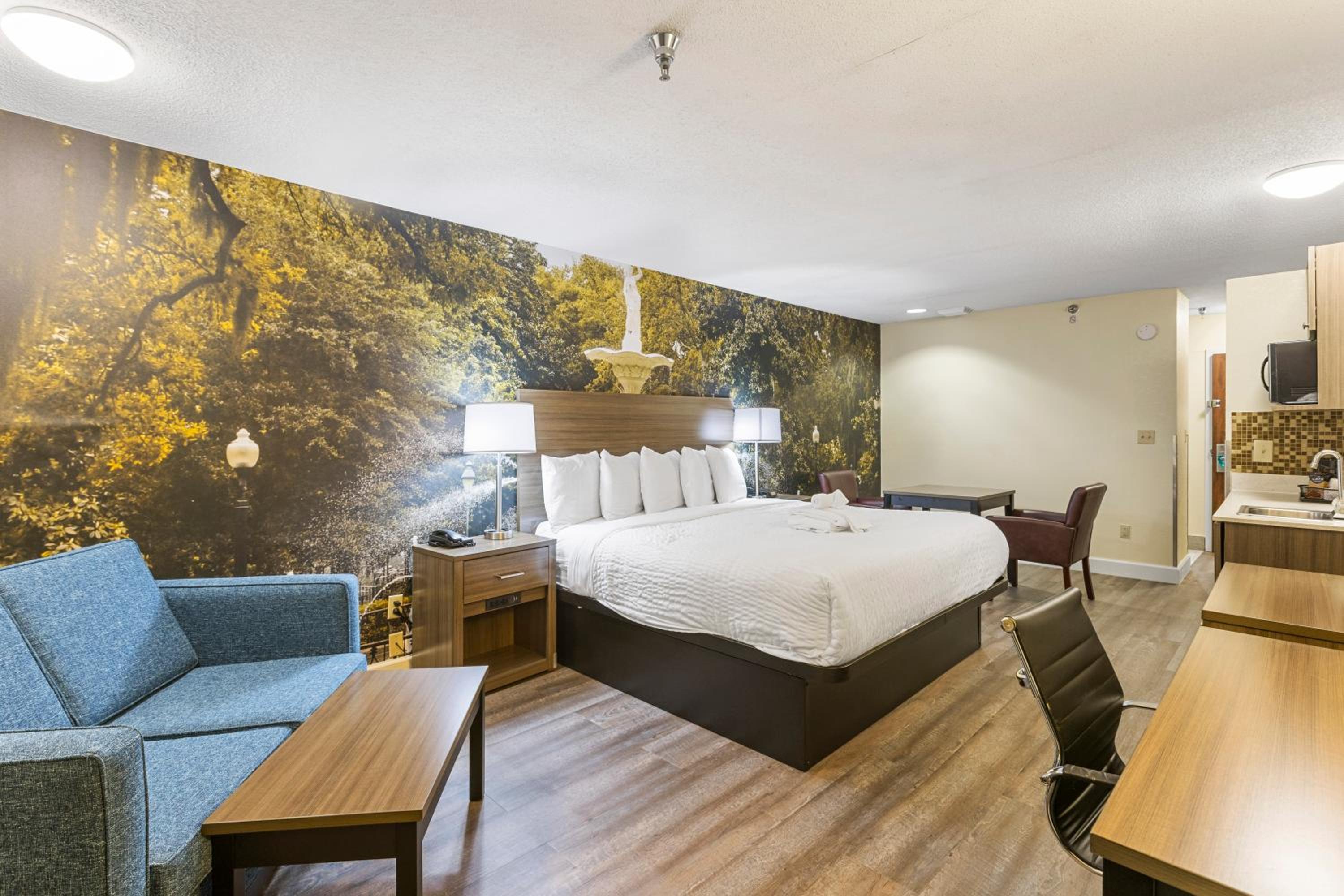 King Suite - Non-Smoking - Photo 2