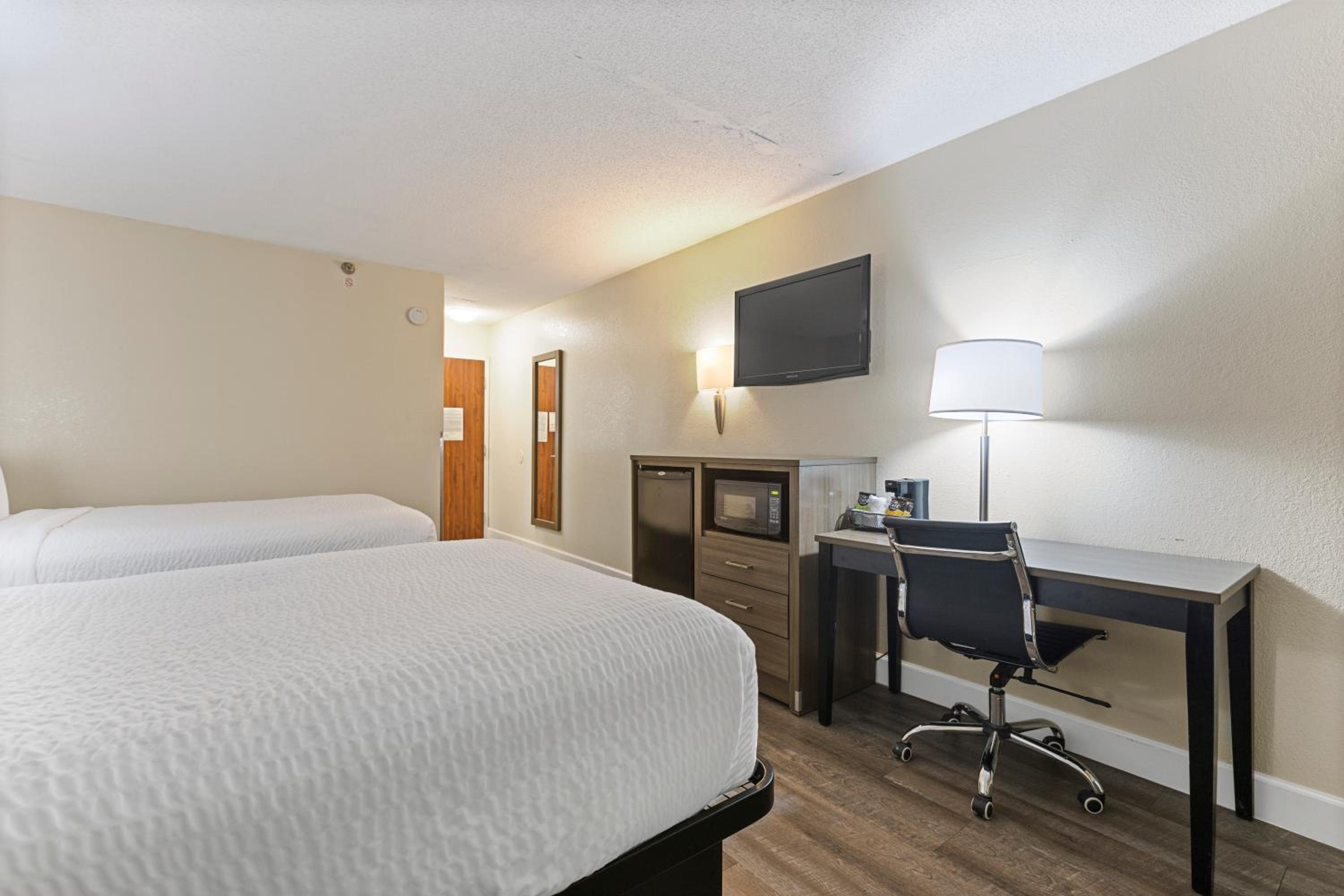 Standard Queen Room with Two Queen Beds - Non-Smoking - Photo 7