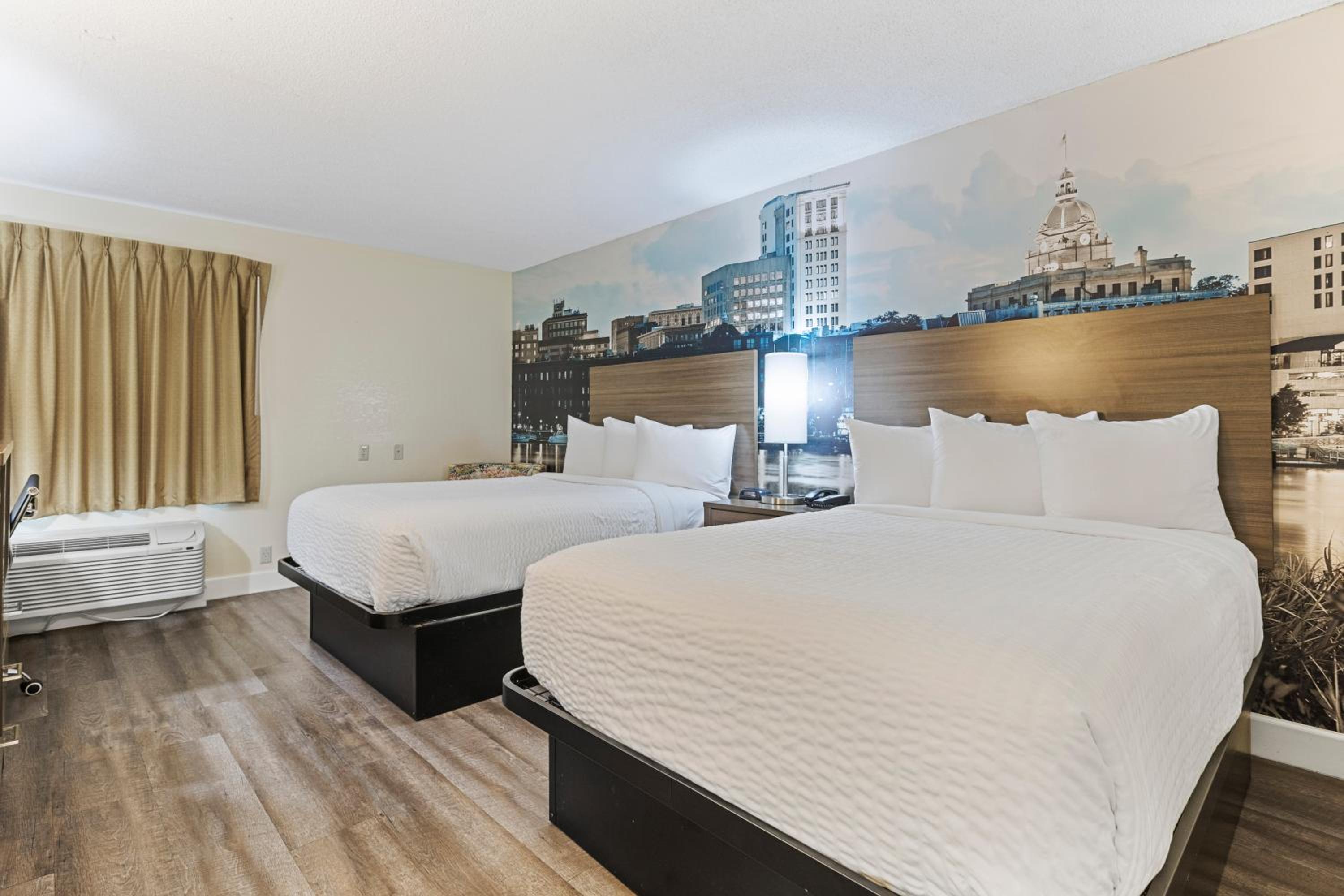 Standard Queen Room with Two Queen Beds - Non-Smoking - Photo 10