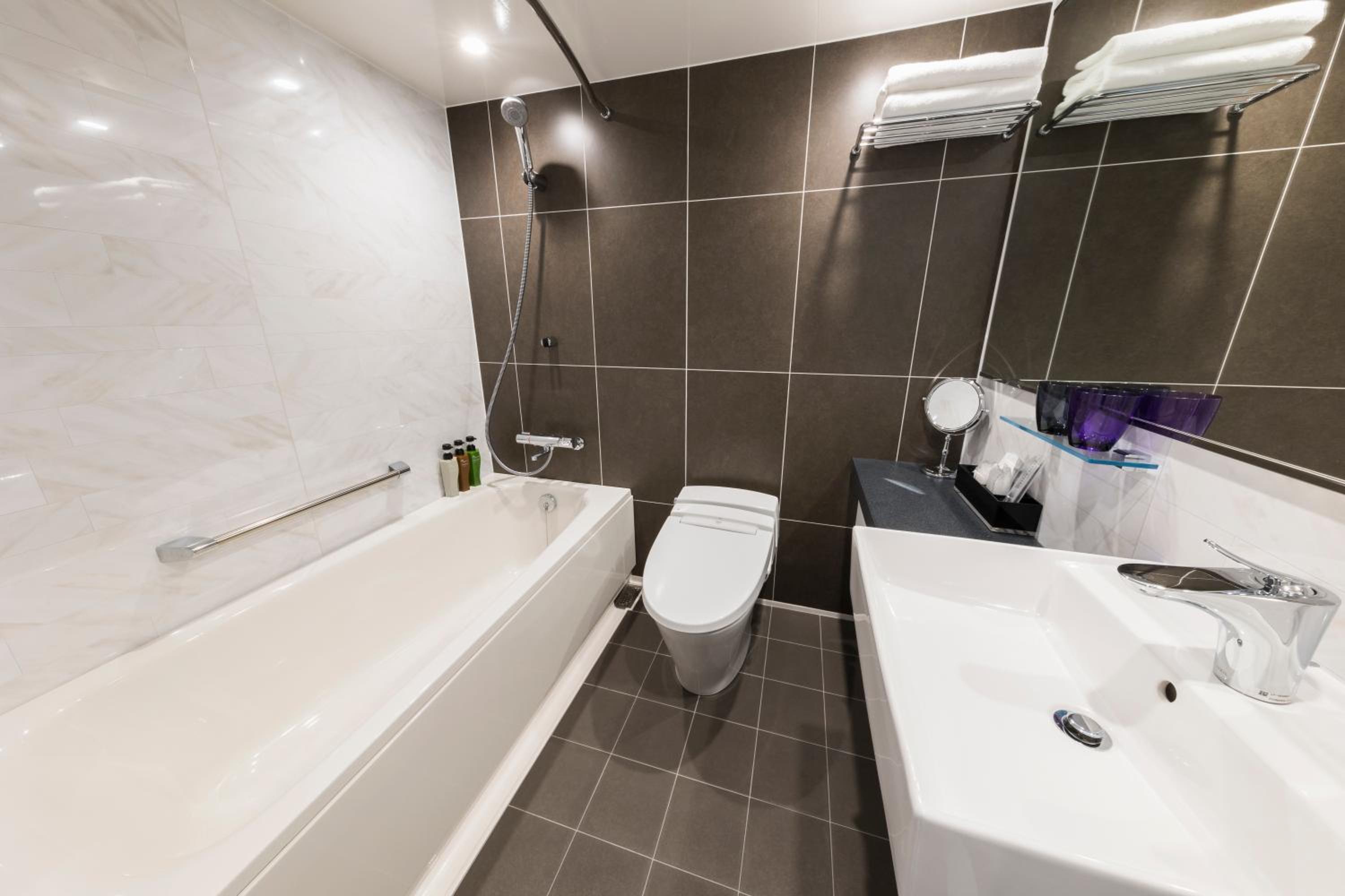 Edmont Superior Double Room thumbnail 5