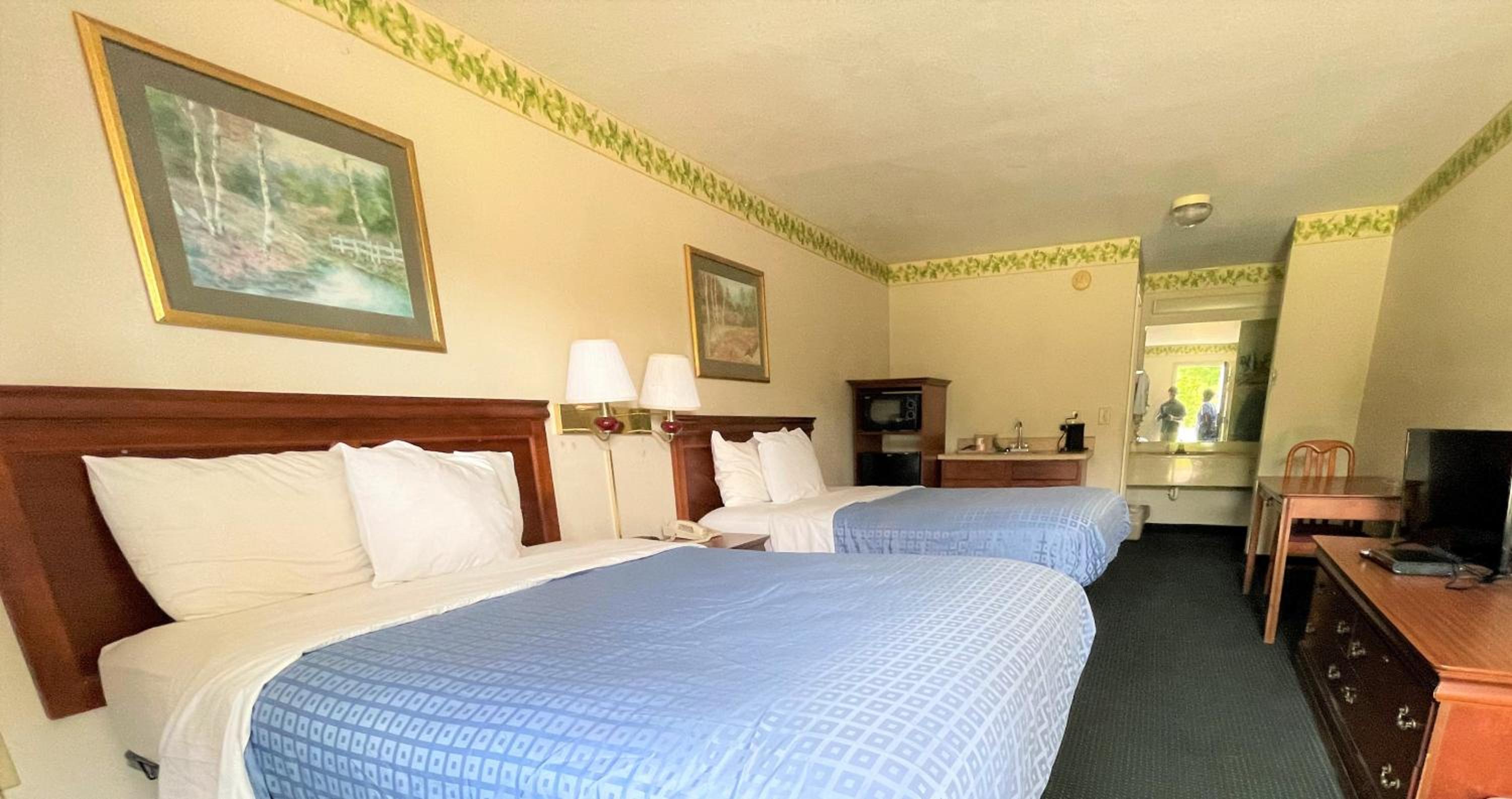 Standard Queen Room with Two Queen Beds - Non Smoking  - Photo 7