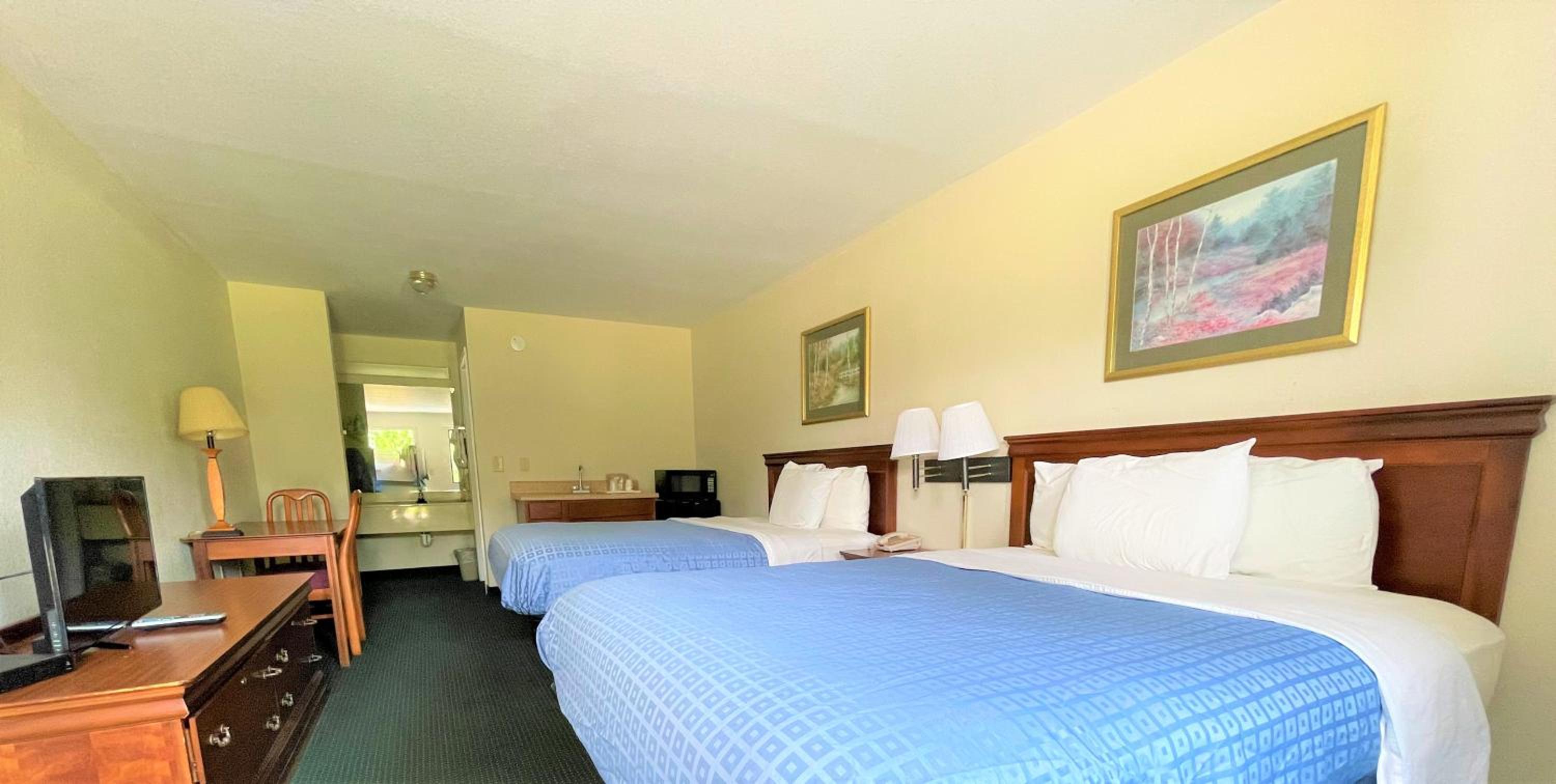 Standard Queen Room with Two Queen Beds - Non Smoking  - Photo 6