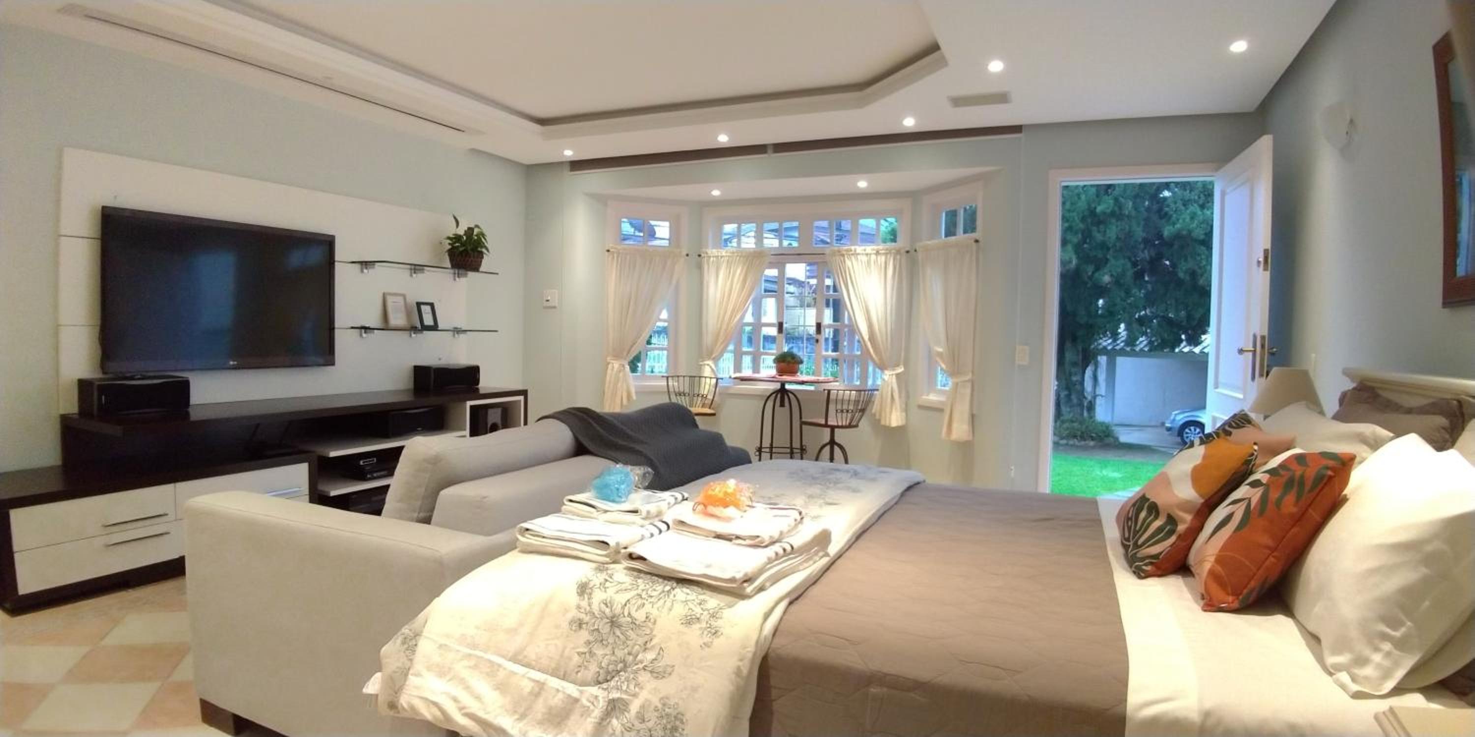 Deluxe Queen Suite - Photo 2