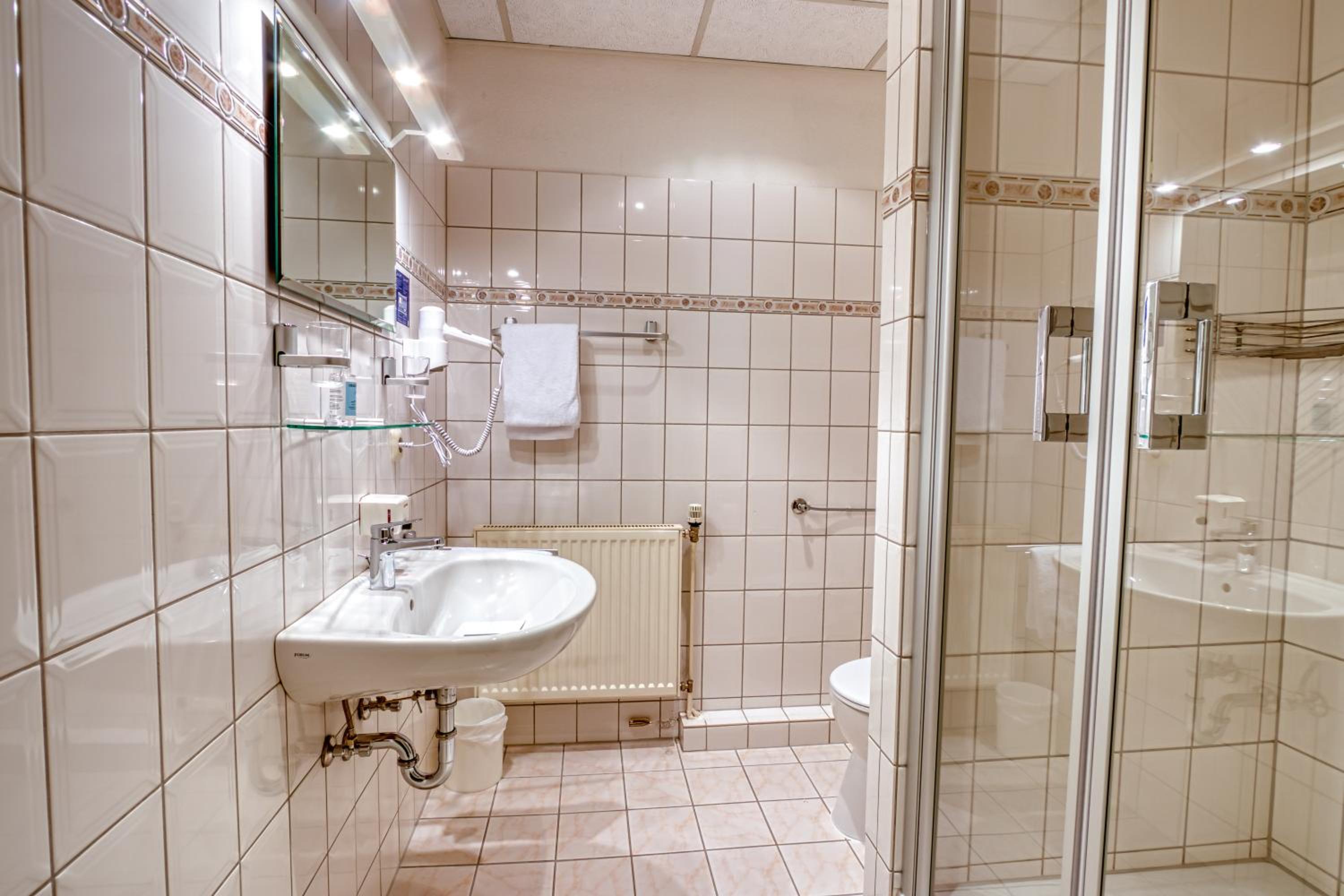Twin Room with Bathroom - Photo 3