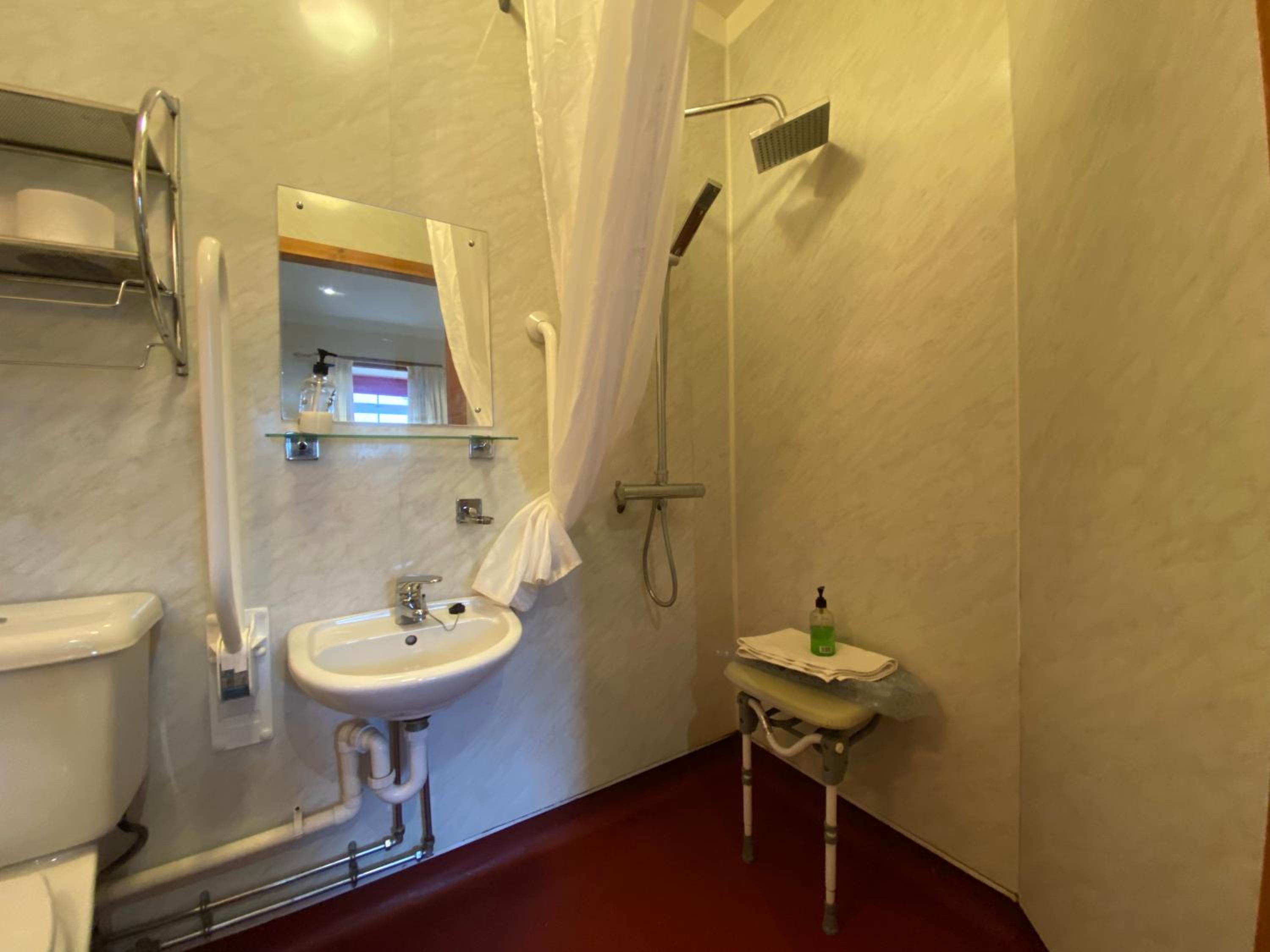 Ground Floor with Wet Room - Photo 6