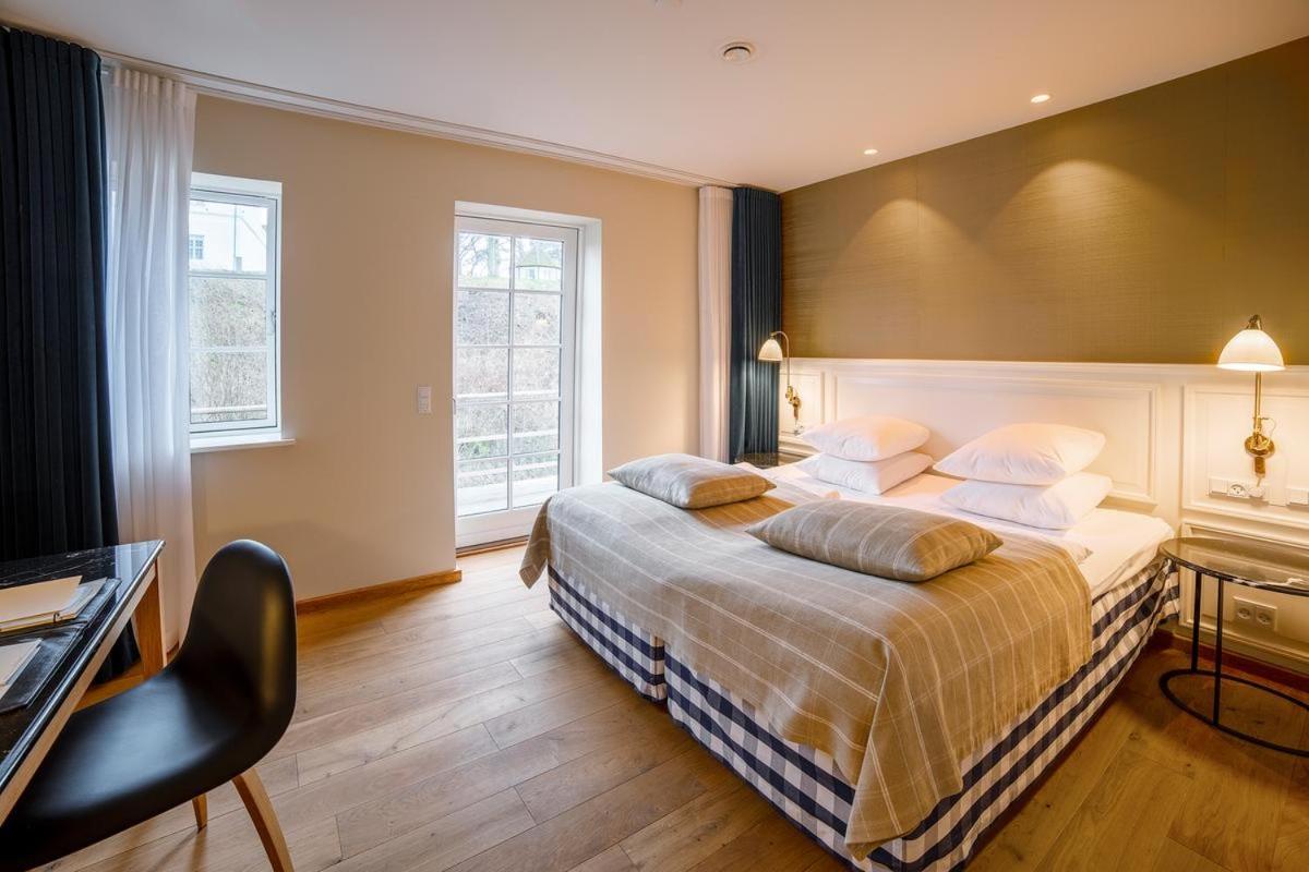 Large estate room with bathtub photo 1