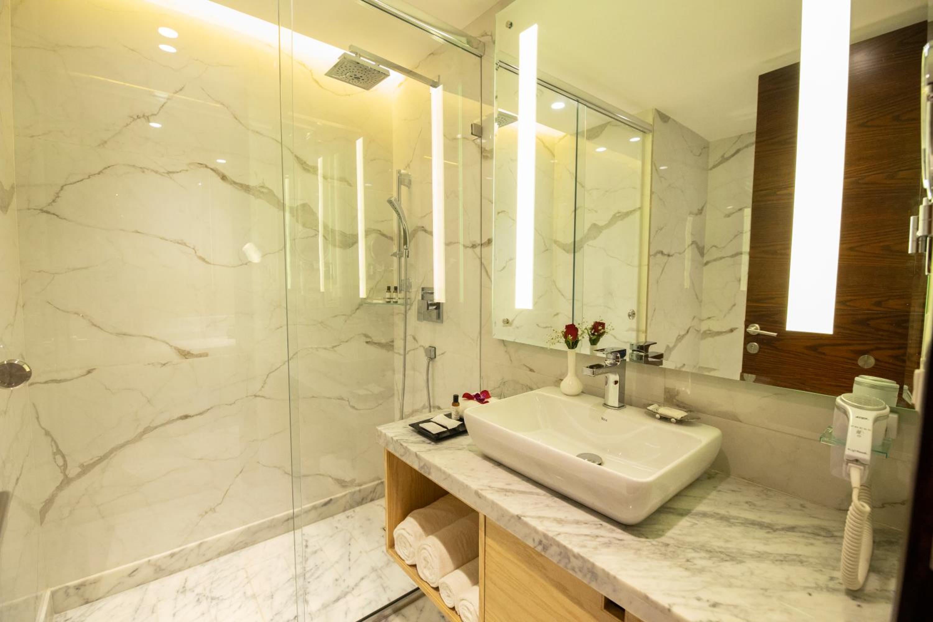 Deluxe King Room - Non-Smoking - Photo 5
