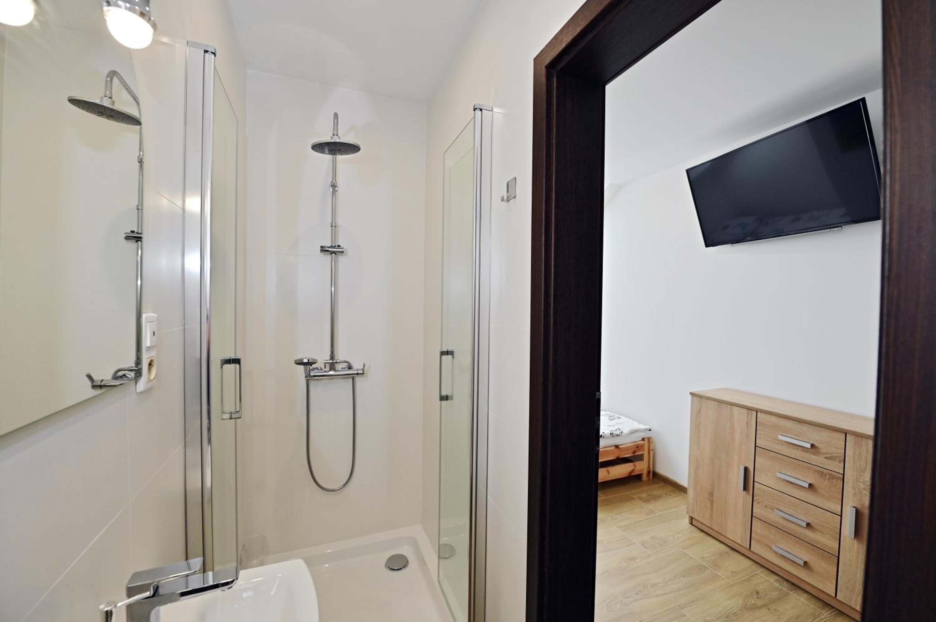 Twin Room with Private Bathroom - Photo 8