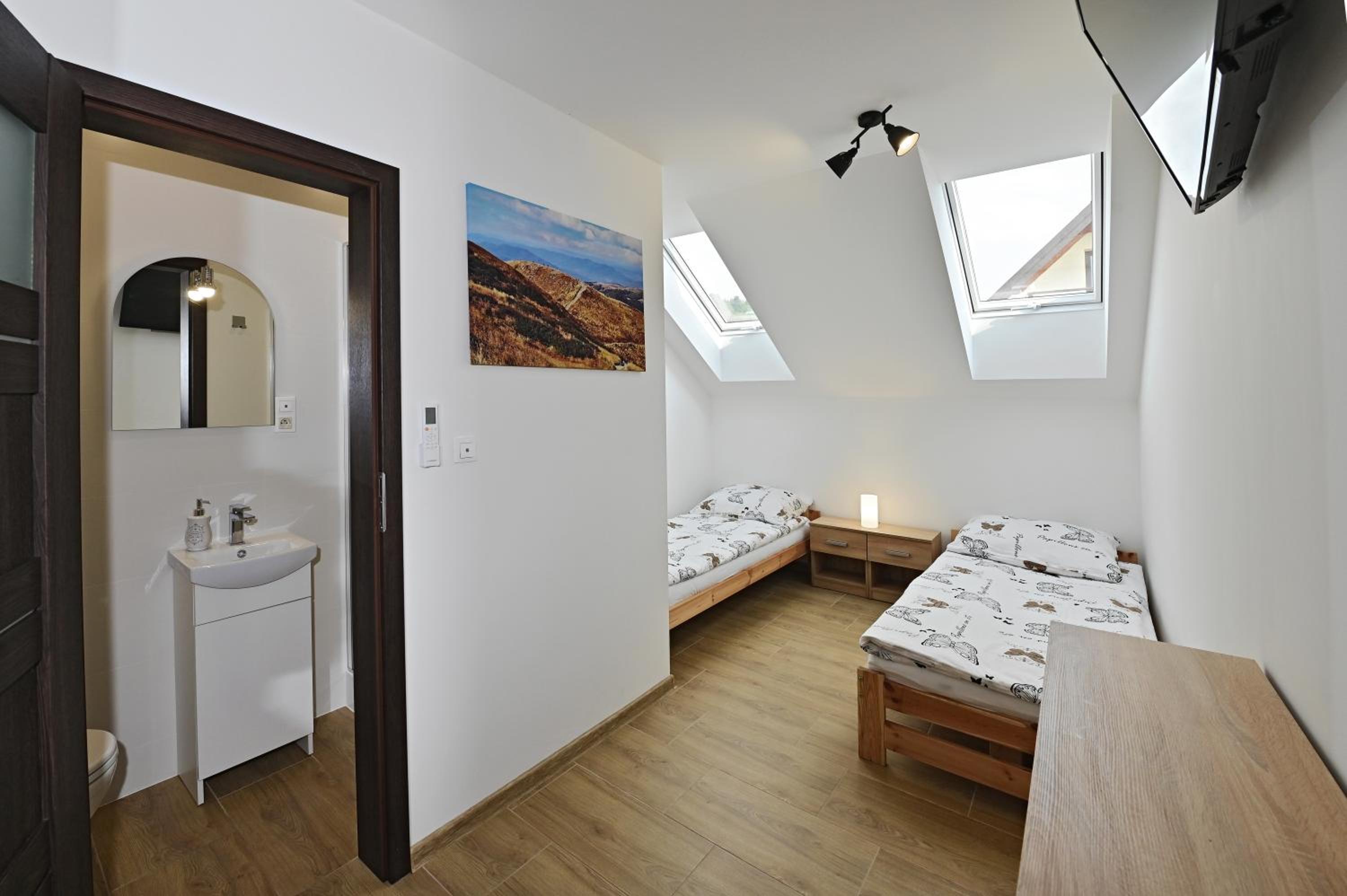 Twin Room with Private Bathroom - Photo 11