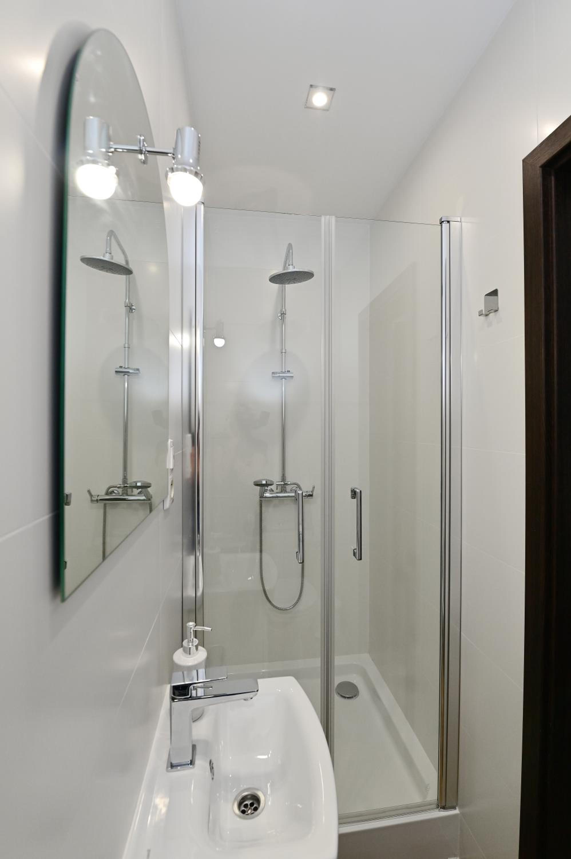Twin Room with Private Bathroom - Photo 5